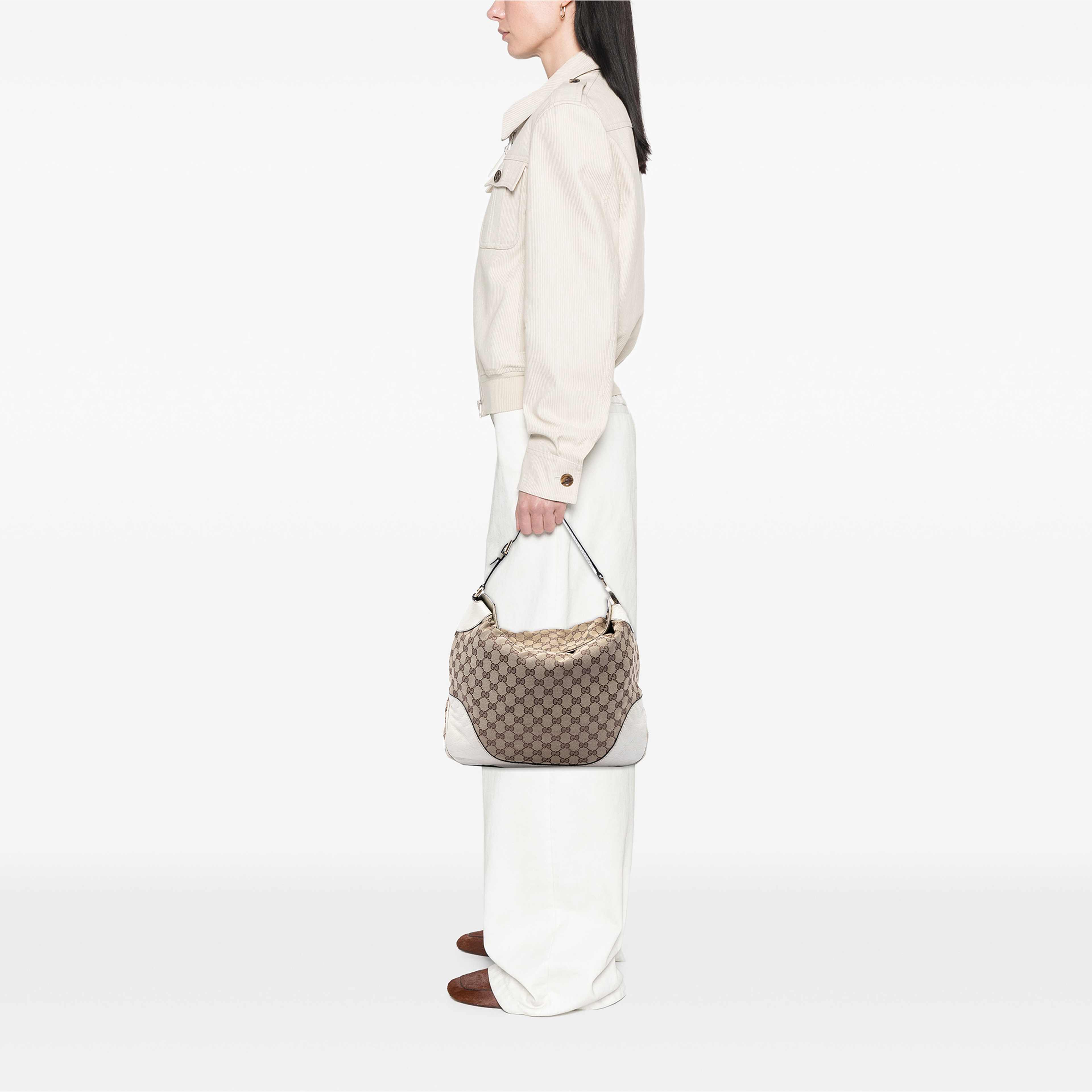 Gucci Gg Canvas Charlotte Hobo, från Luxclusif, i färgen vit. Klicka för att öppna bilden i stort format