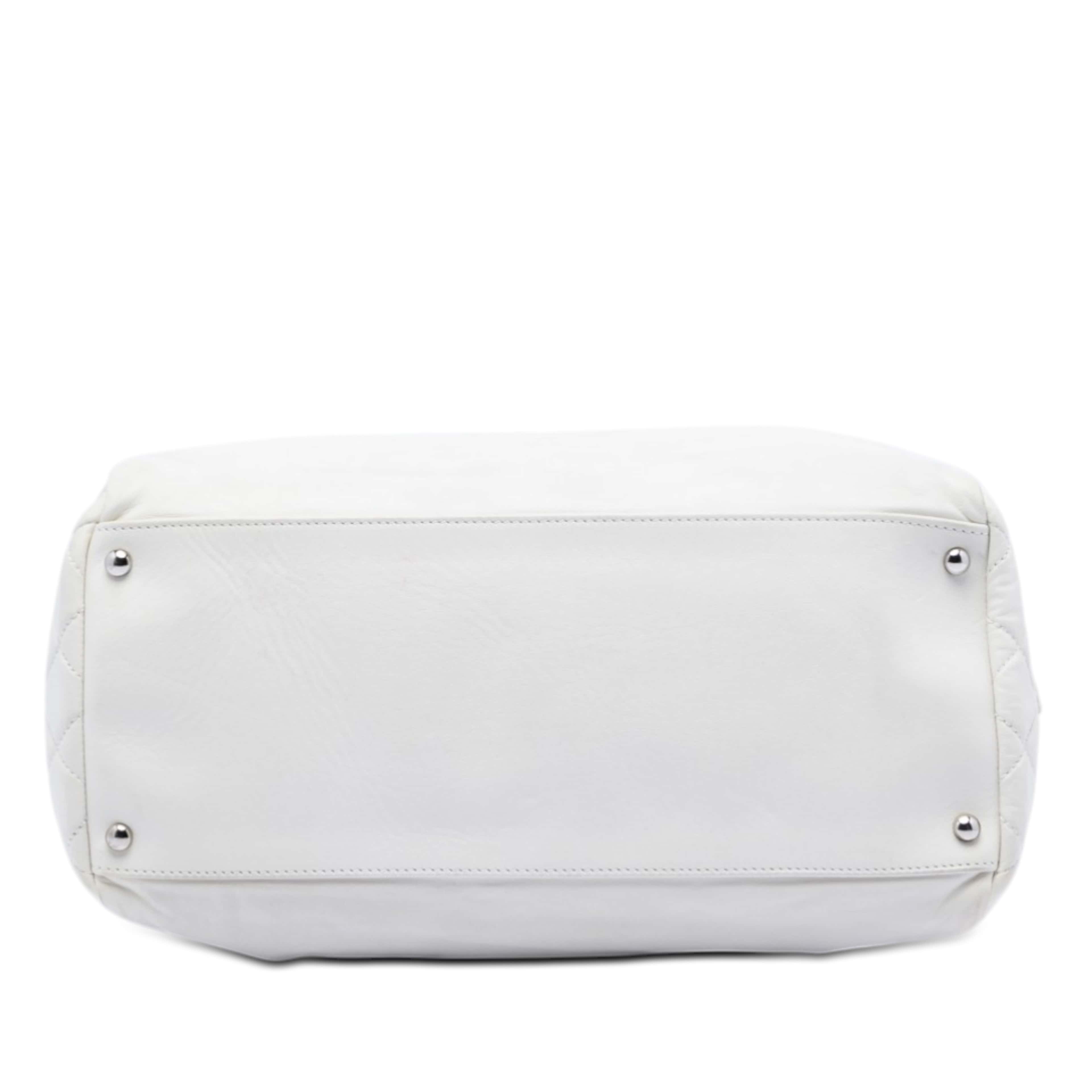 Chanel Cc Lambskin Frame Tote, från Luxclusif, i färgen vit. Klicka för att öppna bilden i stort format