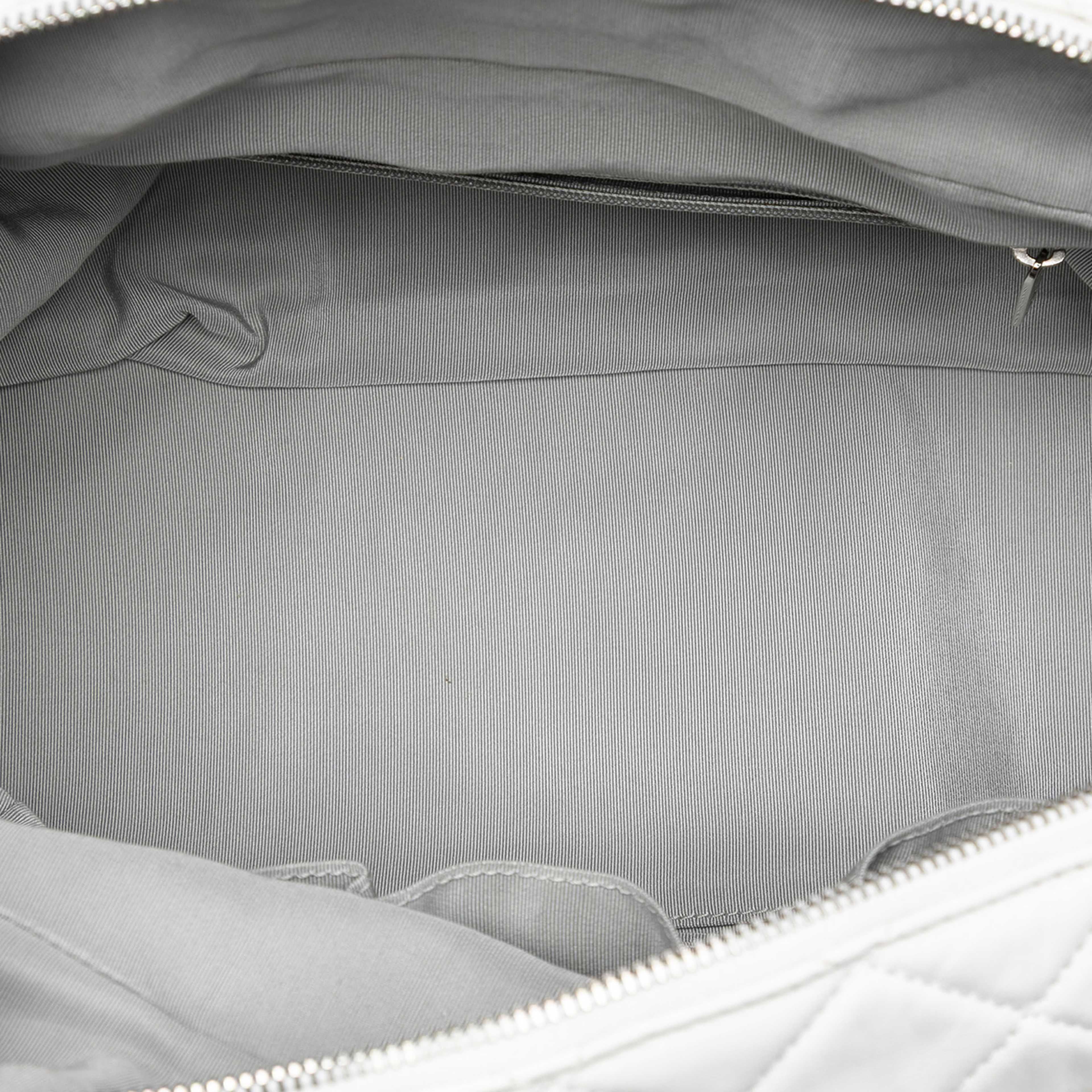 Chanel Cc Lambskin Frame Tote, från Luxclusif, i färgen vit. Klicka för att öppna bilden i stort format