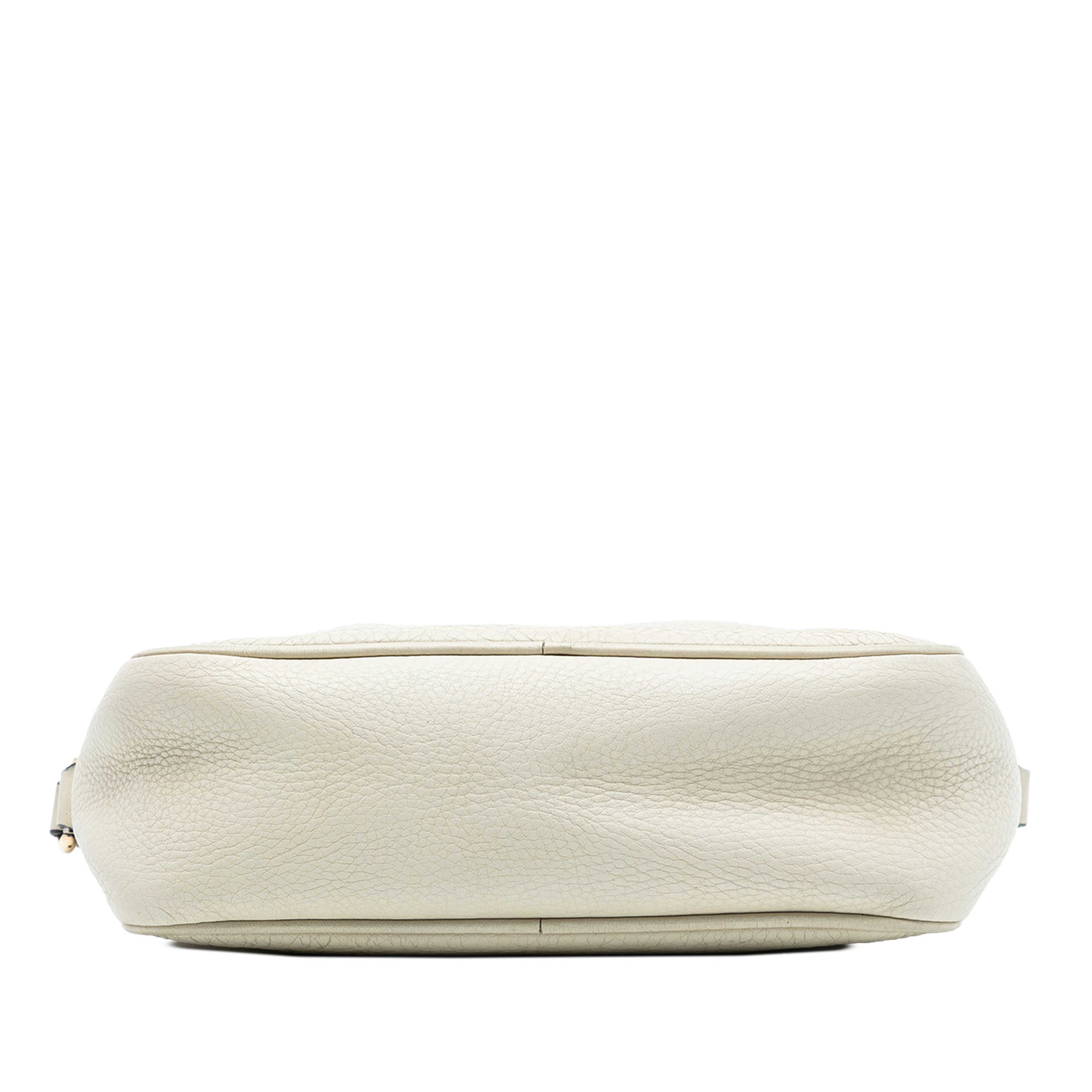 Gucci Leather Soho Disco Crossbody, från Luxclusif, i färgen off white. Klicka för att öppna bilden i stort format