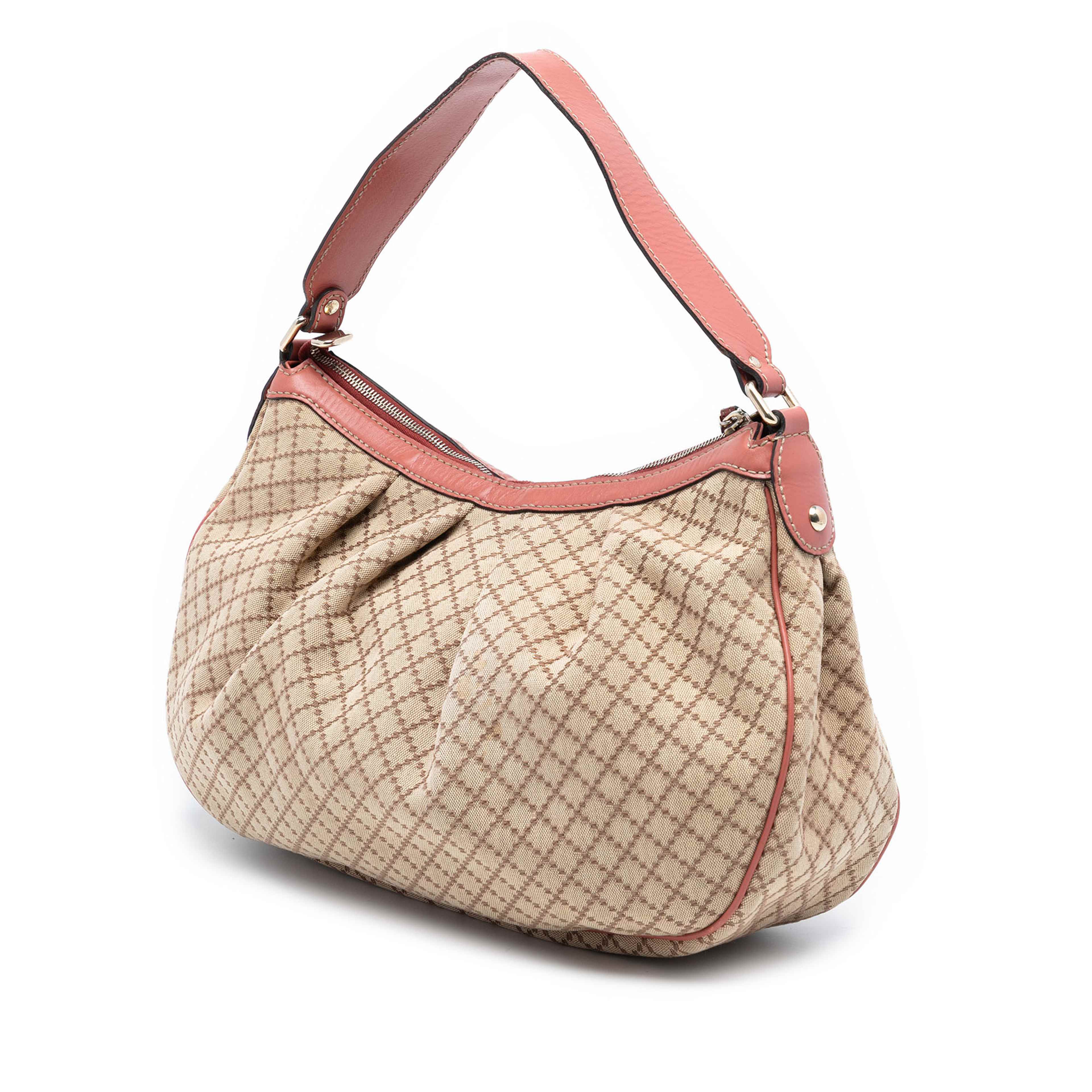 Gucci Diamante Canvas Sukey Shoulder Bag, från Luxclusif, i färgen beige. Klicka för att öppna bilden i stort format