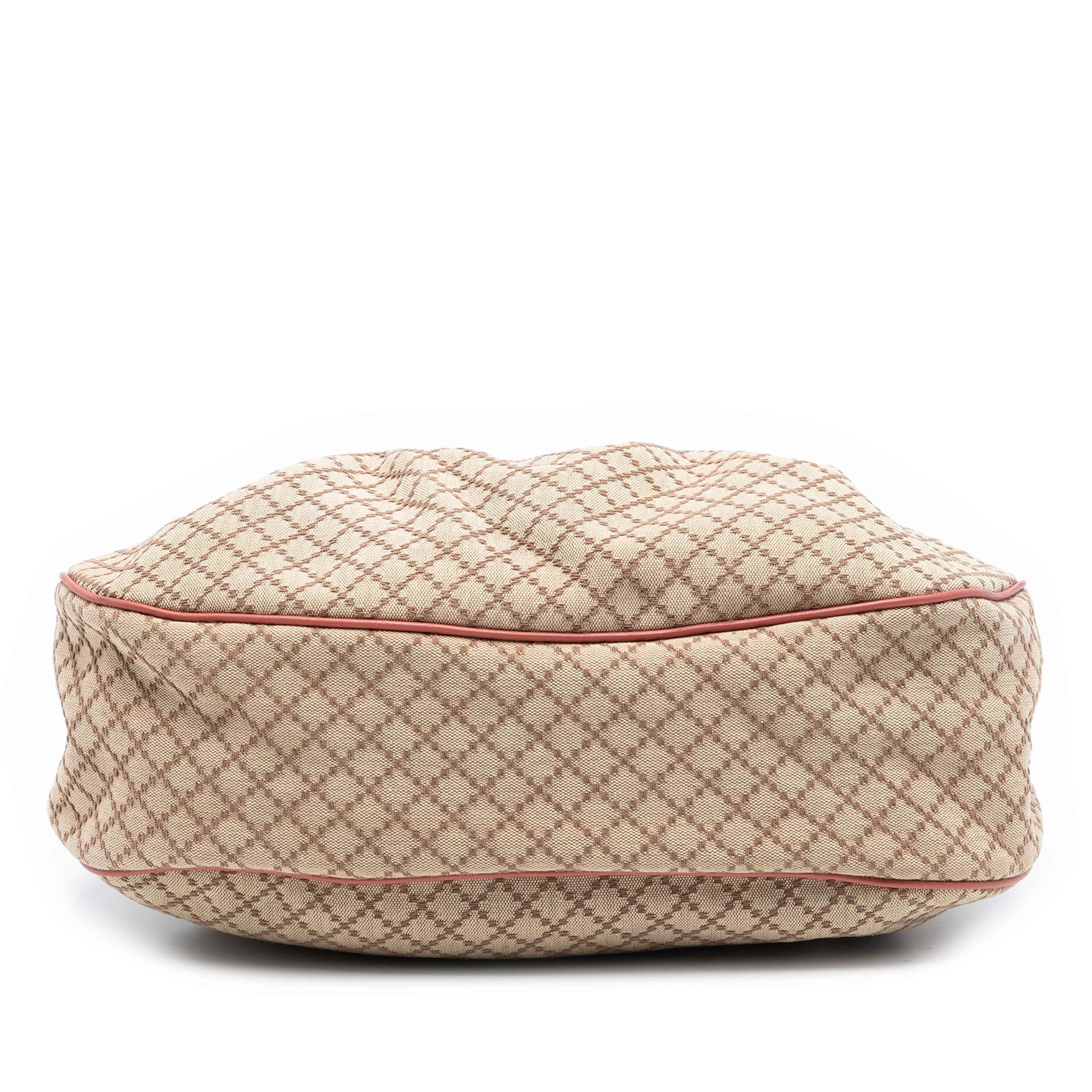 Gucci Diamante Canvas Sukey Shoulder Bag, från Luxclusif, i färgen beige. Klicka för att öppna bilden i stort format