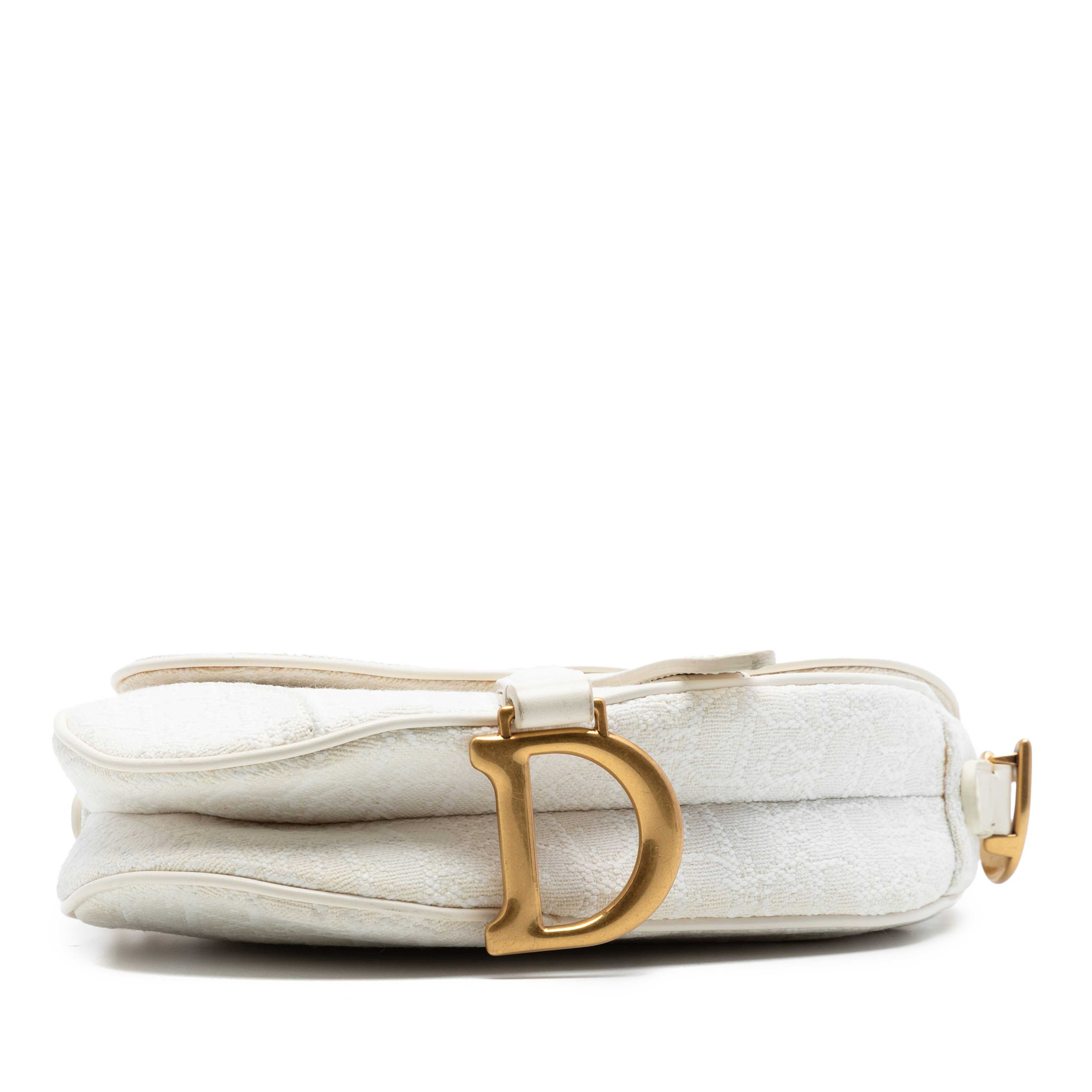 Dior Mini Oblique Embroidered Canvas Saddle Bag, från Luxclusif, i färgen vit. Klicka för att öppna bilden i stort format