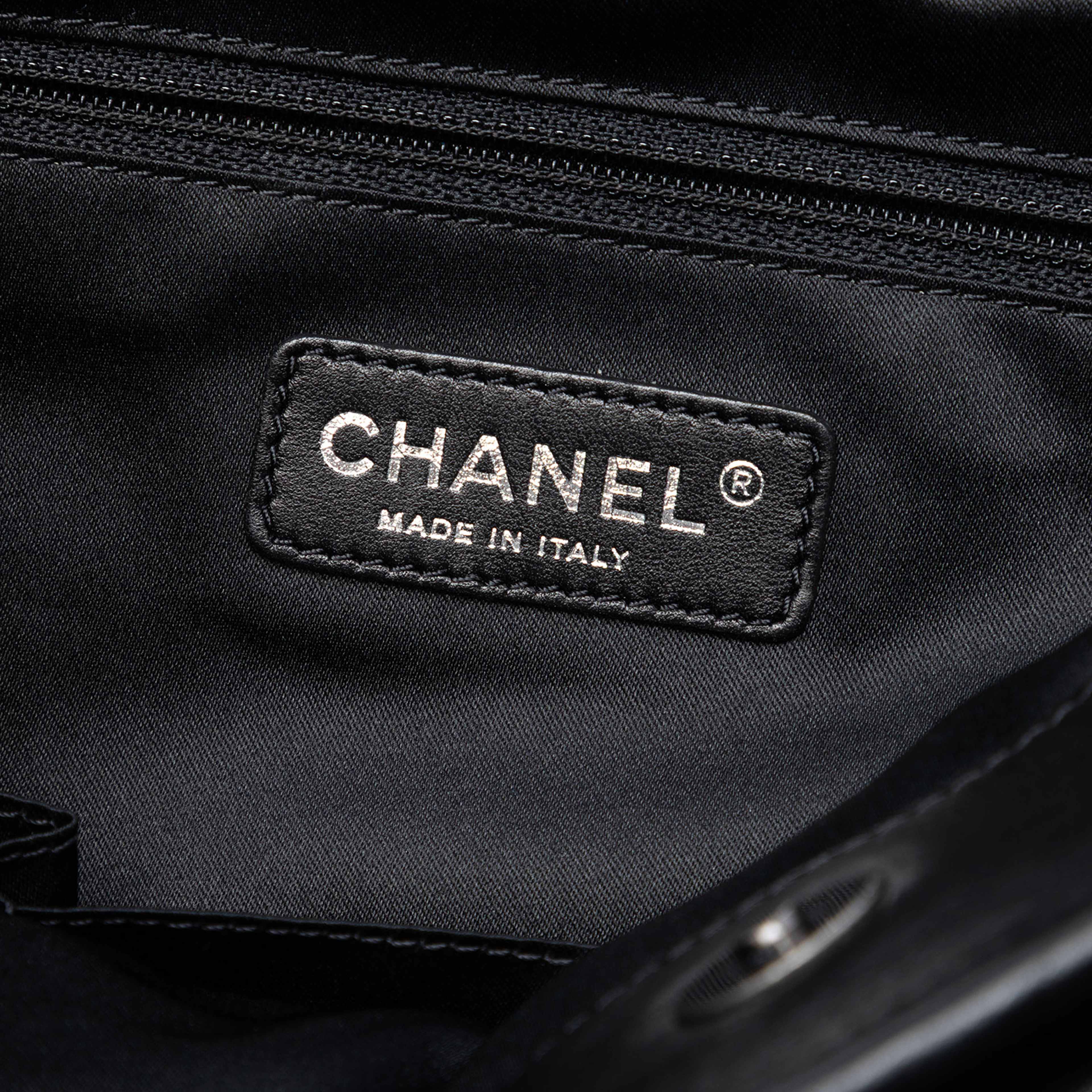 Chanel Cc Quilted Lambskin Chain Shopping Tote, från Luxclusif, i färgen black. Klicka för att öppna bilden i stort format