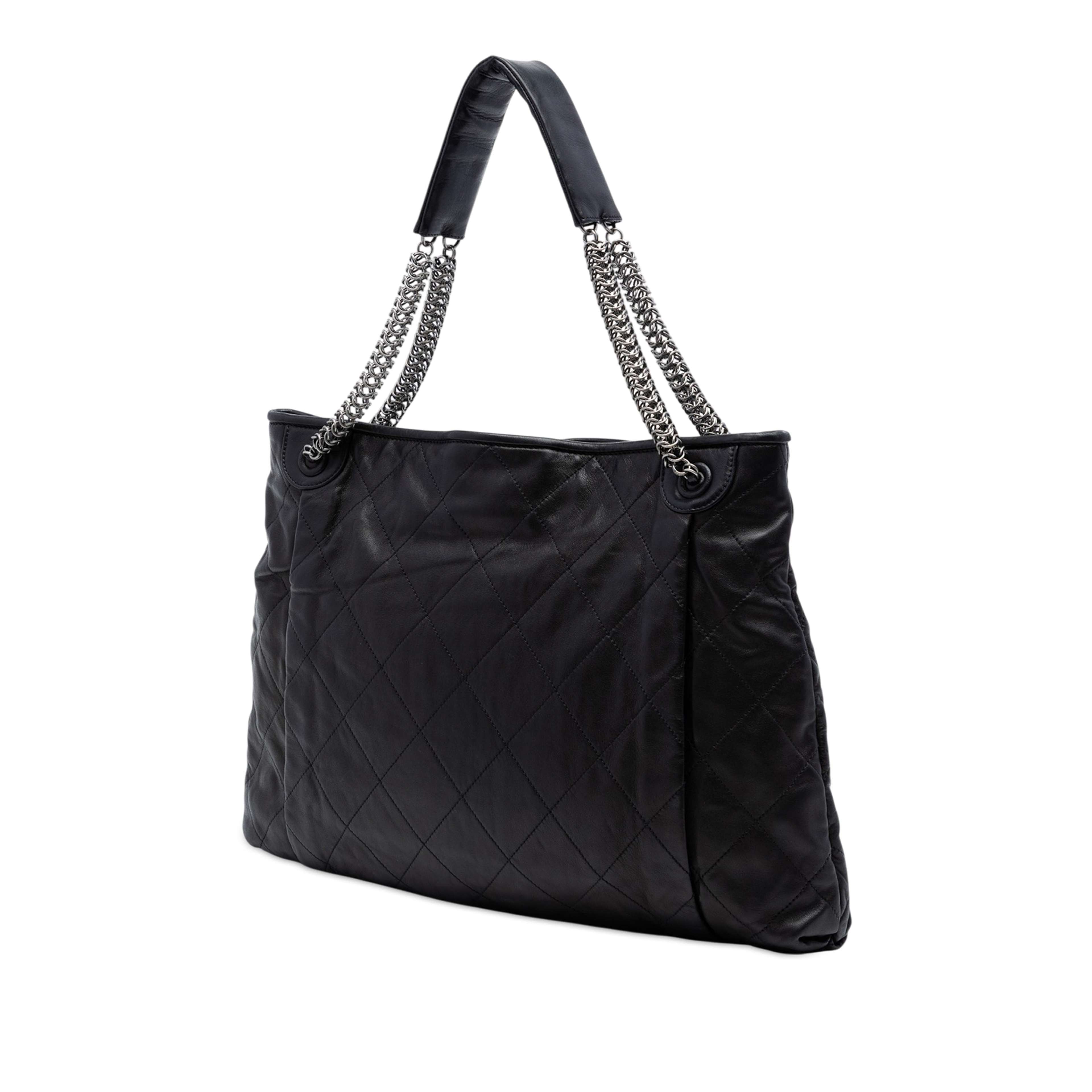 Chanel Cc Quilted Lambskin Chain Shopping Tote, från Luxclusif, i färgen black. Klicka för att öppna bilden i stort format