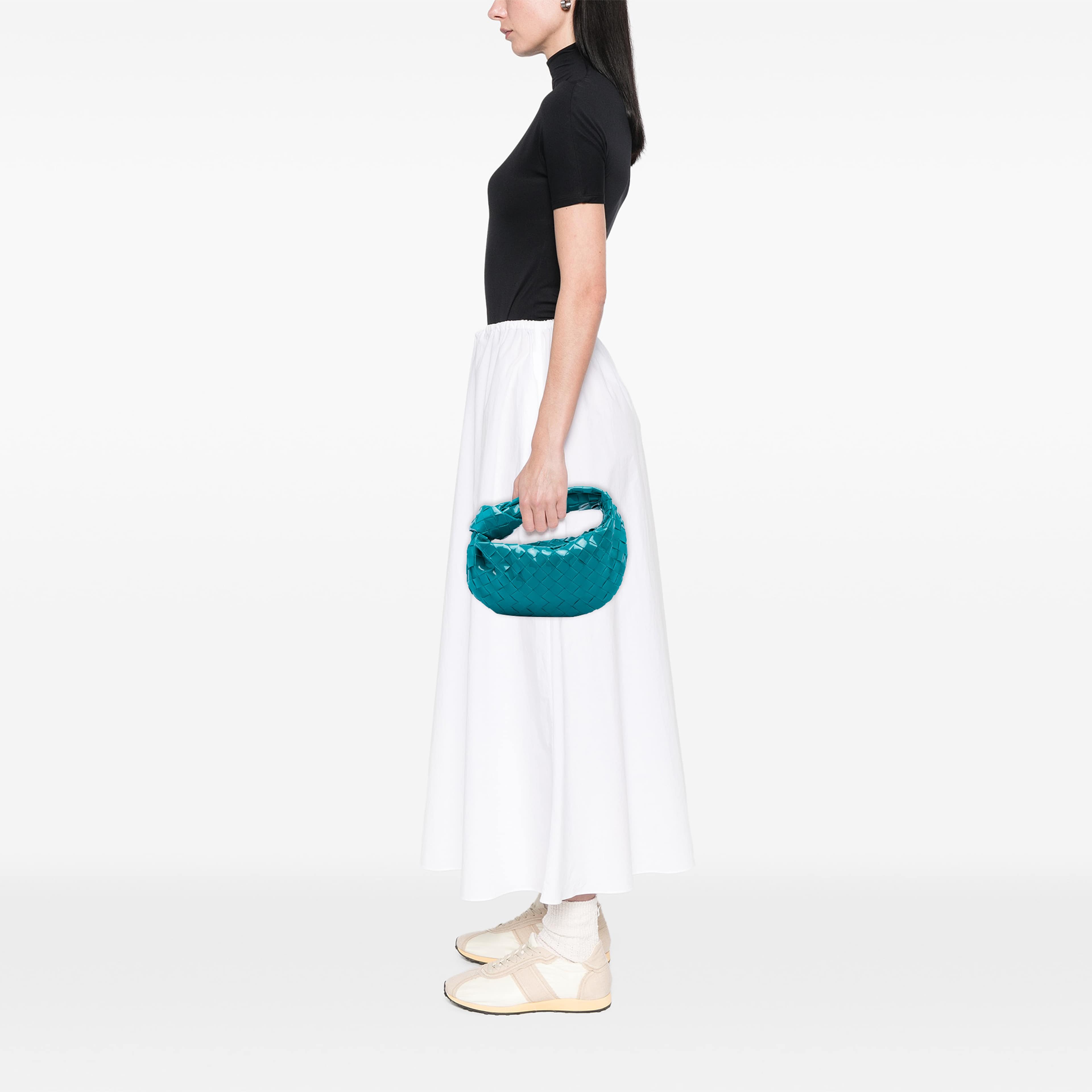 Bottega Veneta Mini Patent Intrecciato Jodie, från Luxclusif, i färgen blå. Klicka för att öppna bilden i stort format