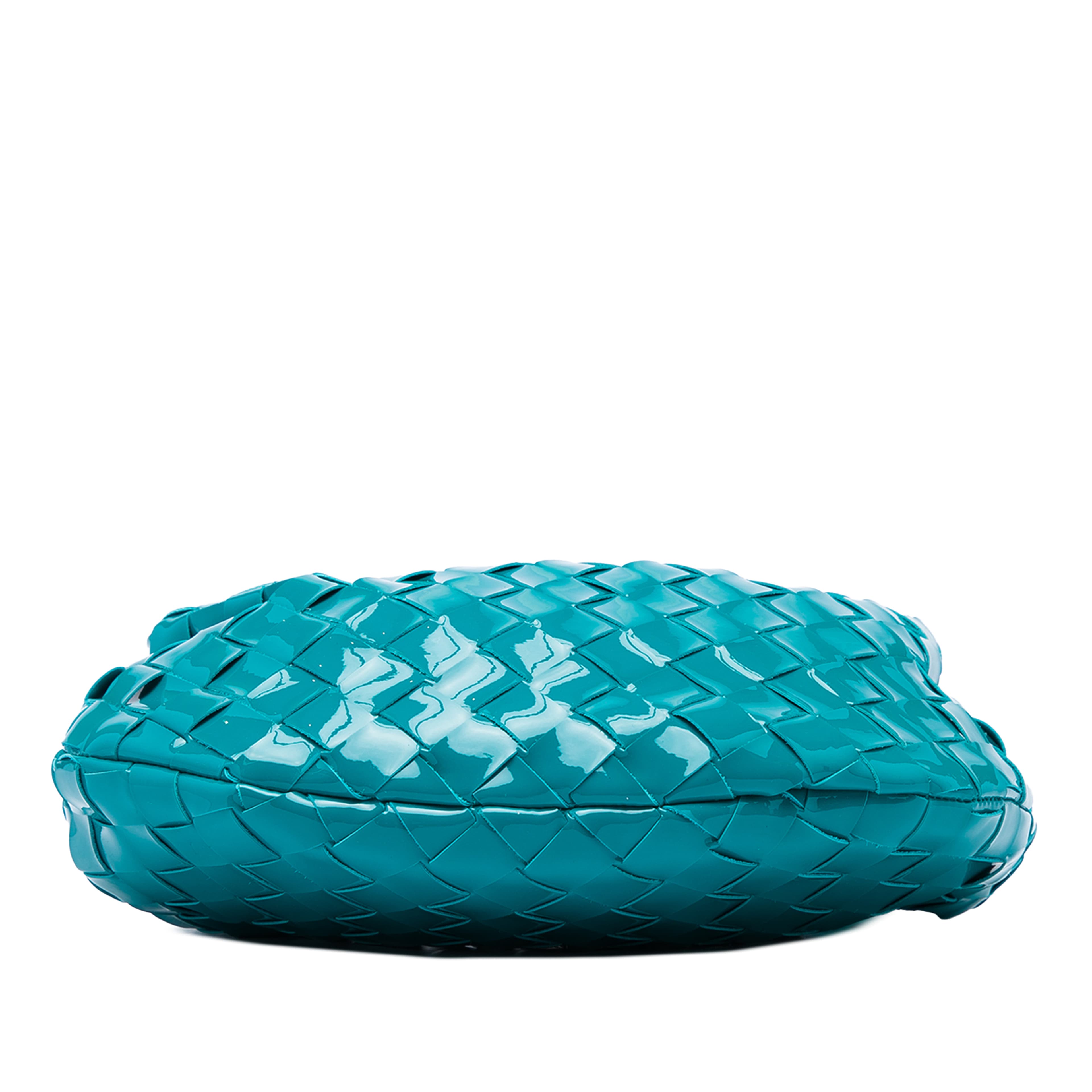 Bottega Veneta Mini Patent Intrecciato Jodie, från Luxclusif, i färgen blå. Klicka för att öppna bilden i stort format