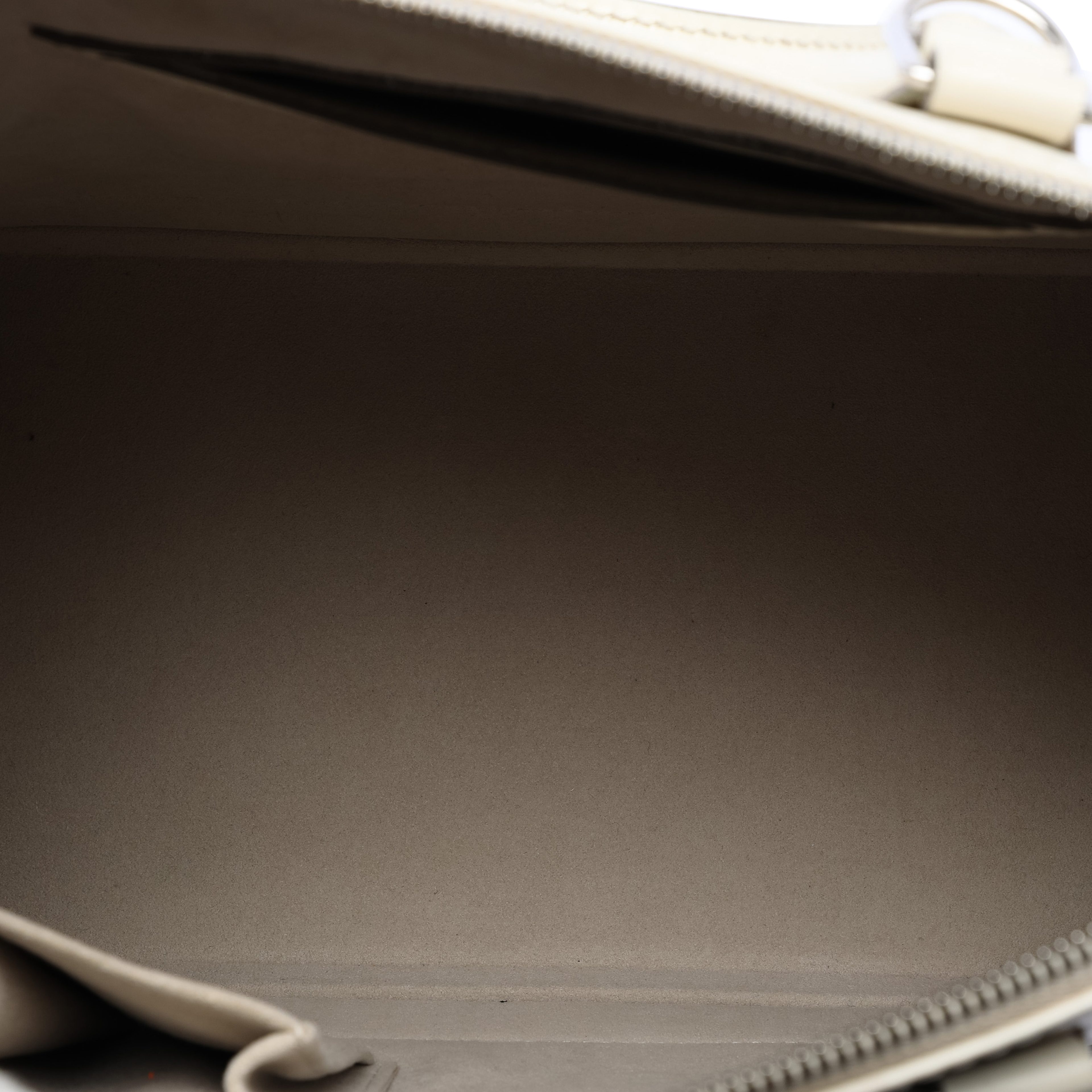 Louis Vuitton Epi Alma Pm, från Luxclusif, i färgen white. Klicka för att öppna bilden i stort format