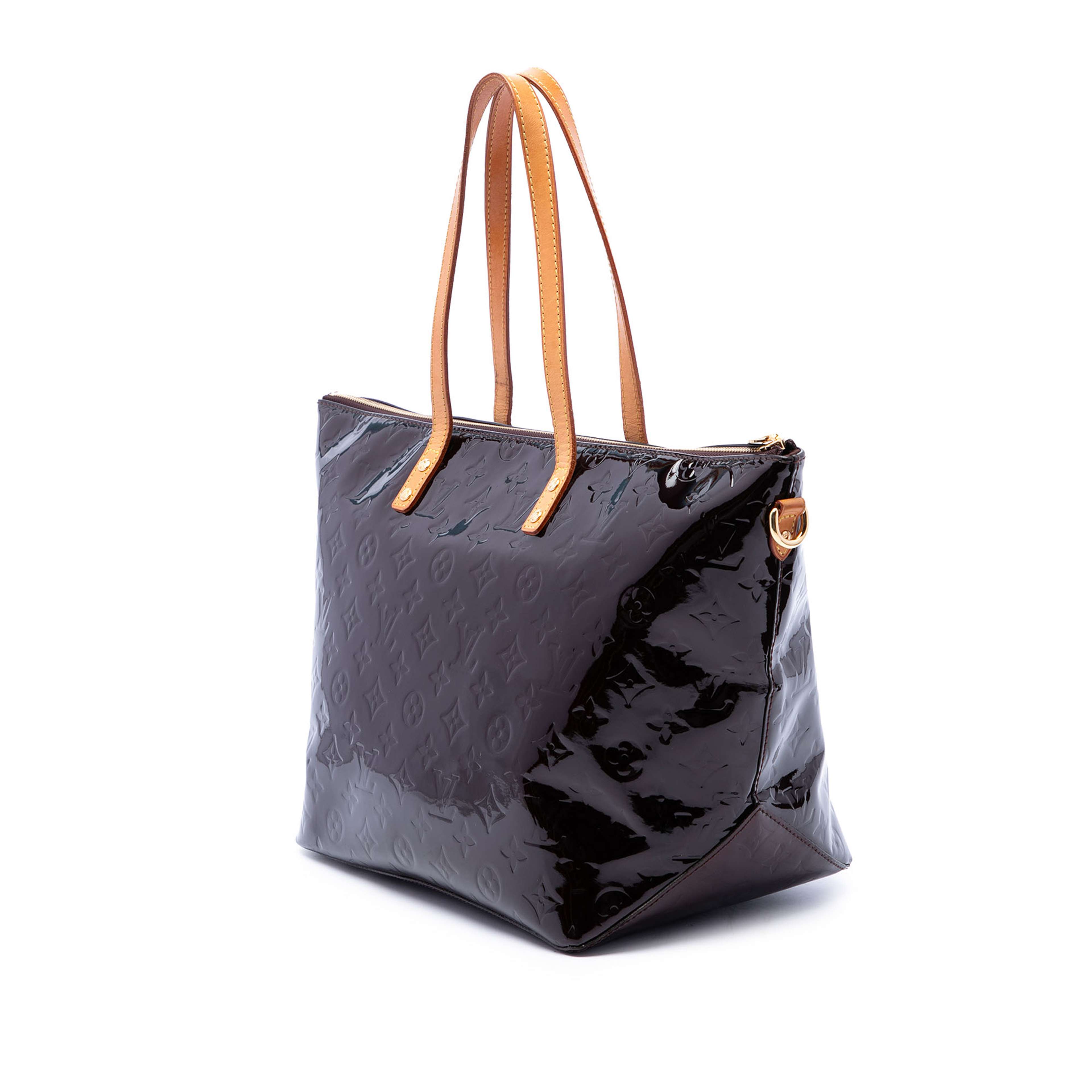 Louis Vuitton Monogram Vernis Bellevue Gm, från Luxclusif, i färgen purpur. Klicka för att öppna bilden i stort format