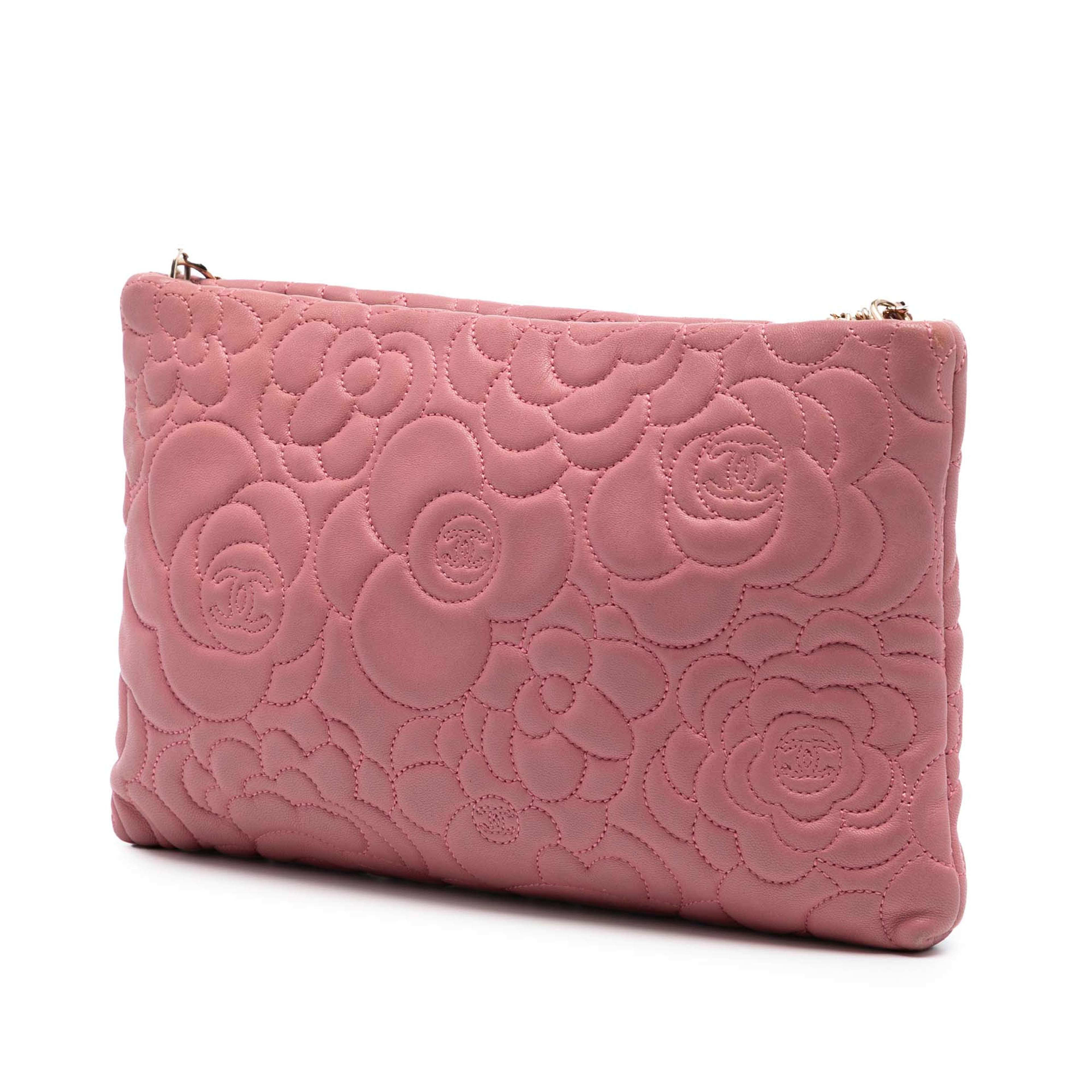 Chanel Embossed Lambskin Camellia Chain Pochette, från Luxclusif, i färgen pink. Klicka för att öppna bilden i stort format