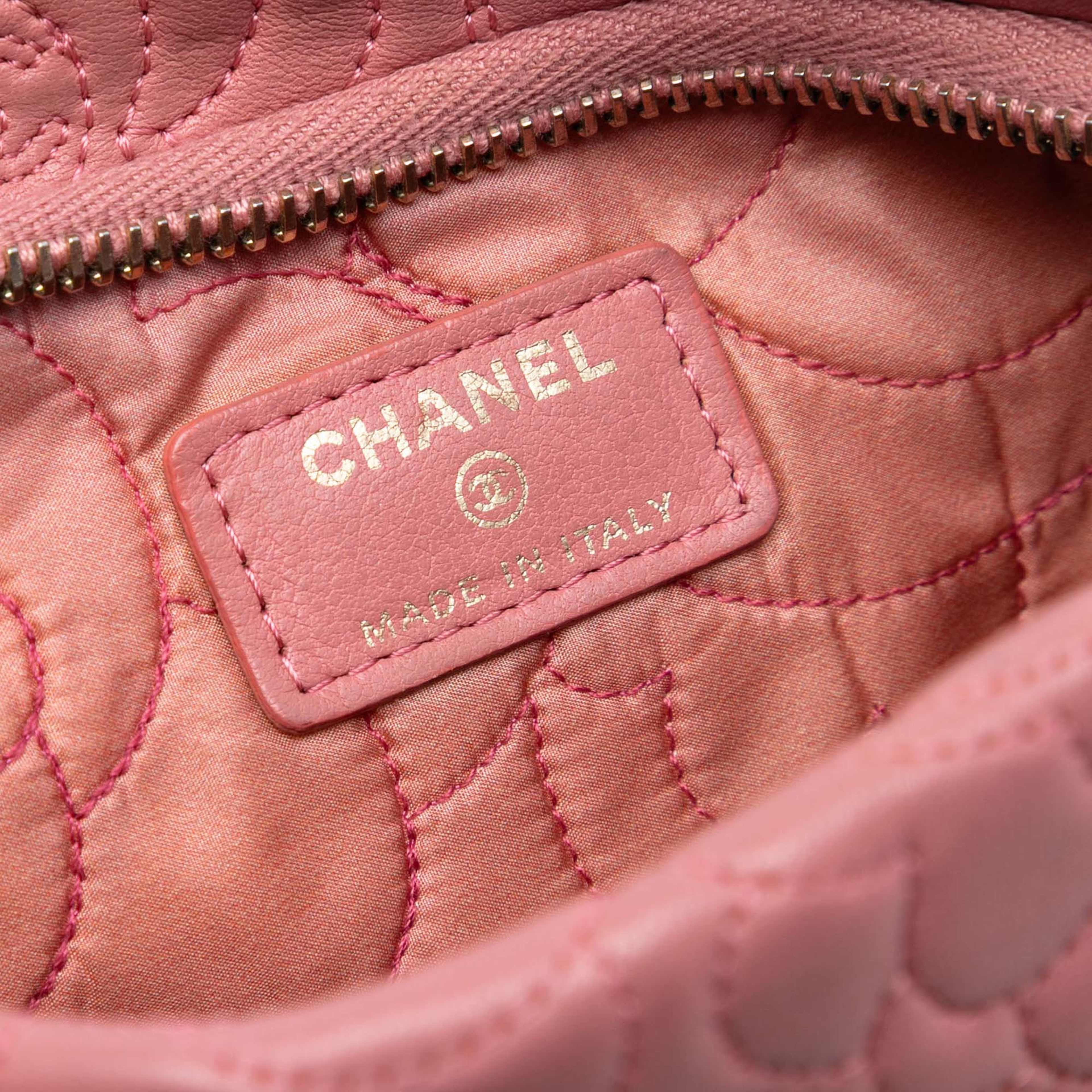 Chanel Embossed Lambskin Camellia Chain Pochette, från Luxclusif, i färgen pink. Klicka för att öppna bilden i stort format