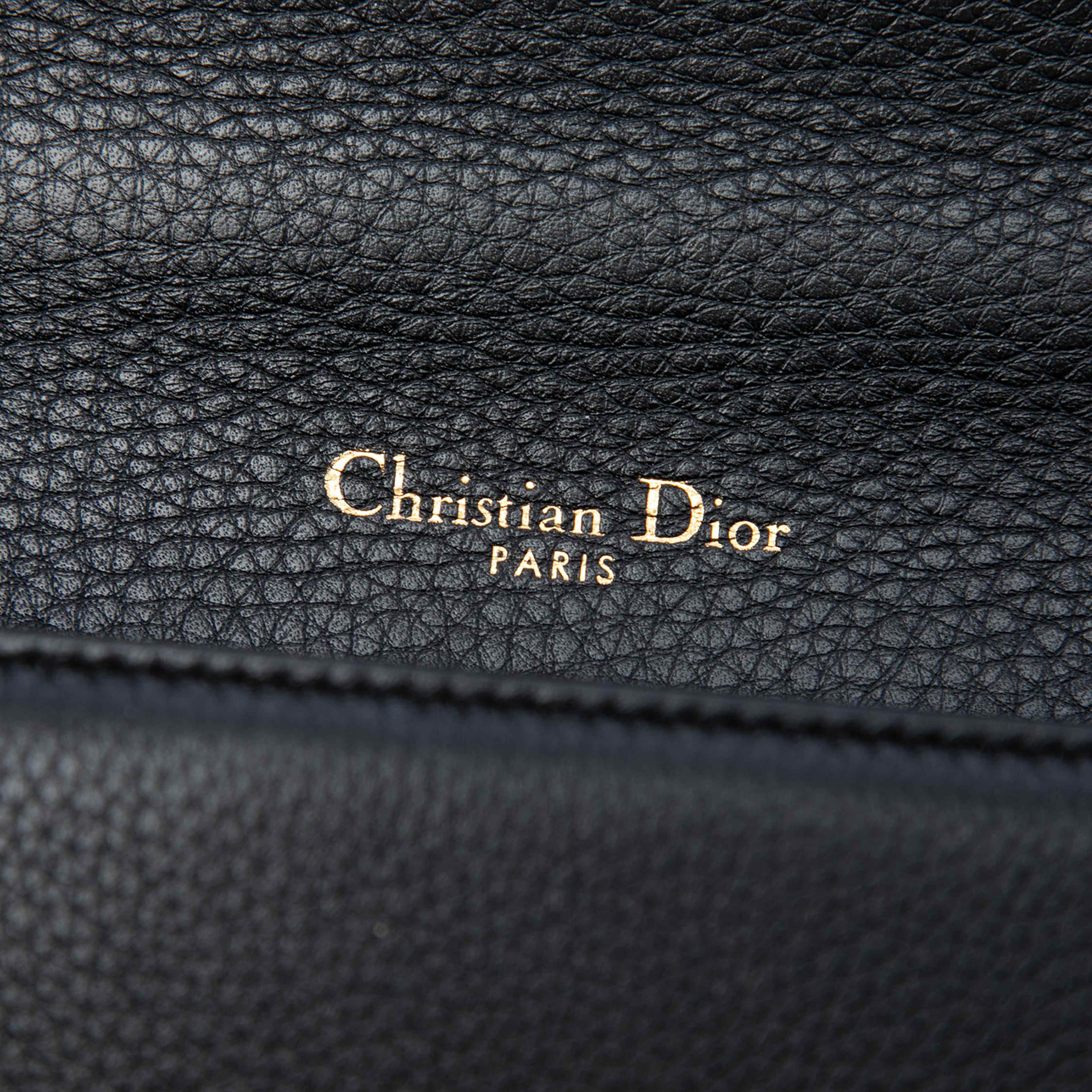 Dior Medium Calfskin Diorama Flap, från Luxclusif, i färgen svart. Klicka för att öppna bilden i stort format
