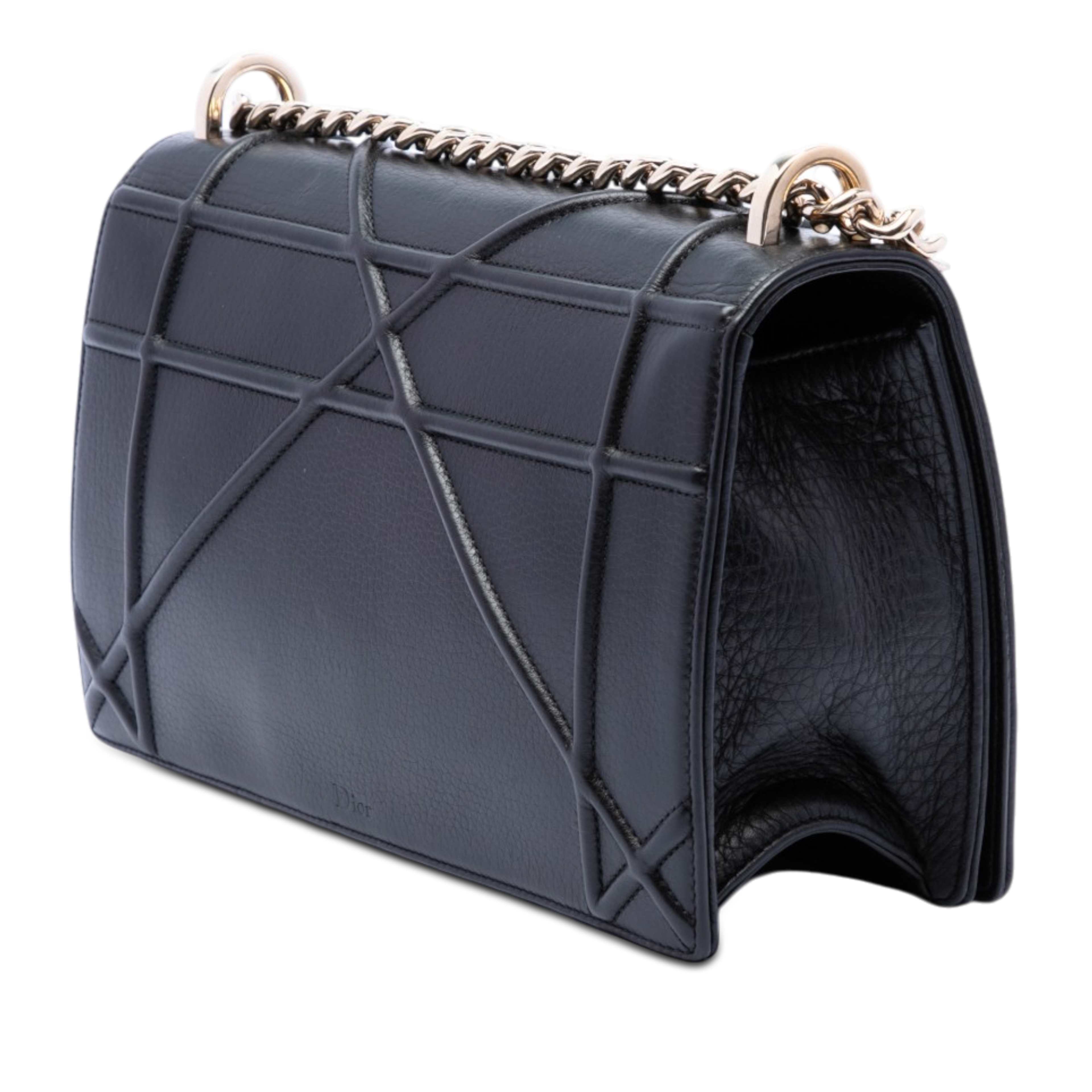 Dior Medium Calfskin Diorama Flap, från Luxclusif, i färgen svart. Klicka för att öppna bilden i stort format