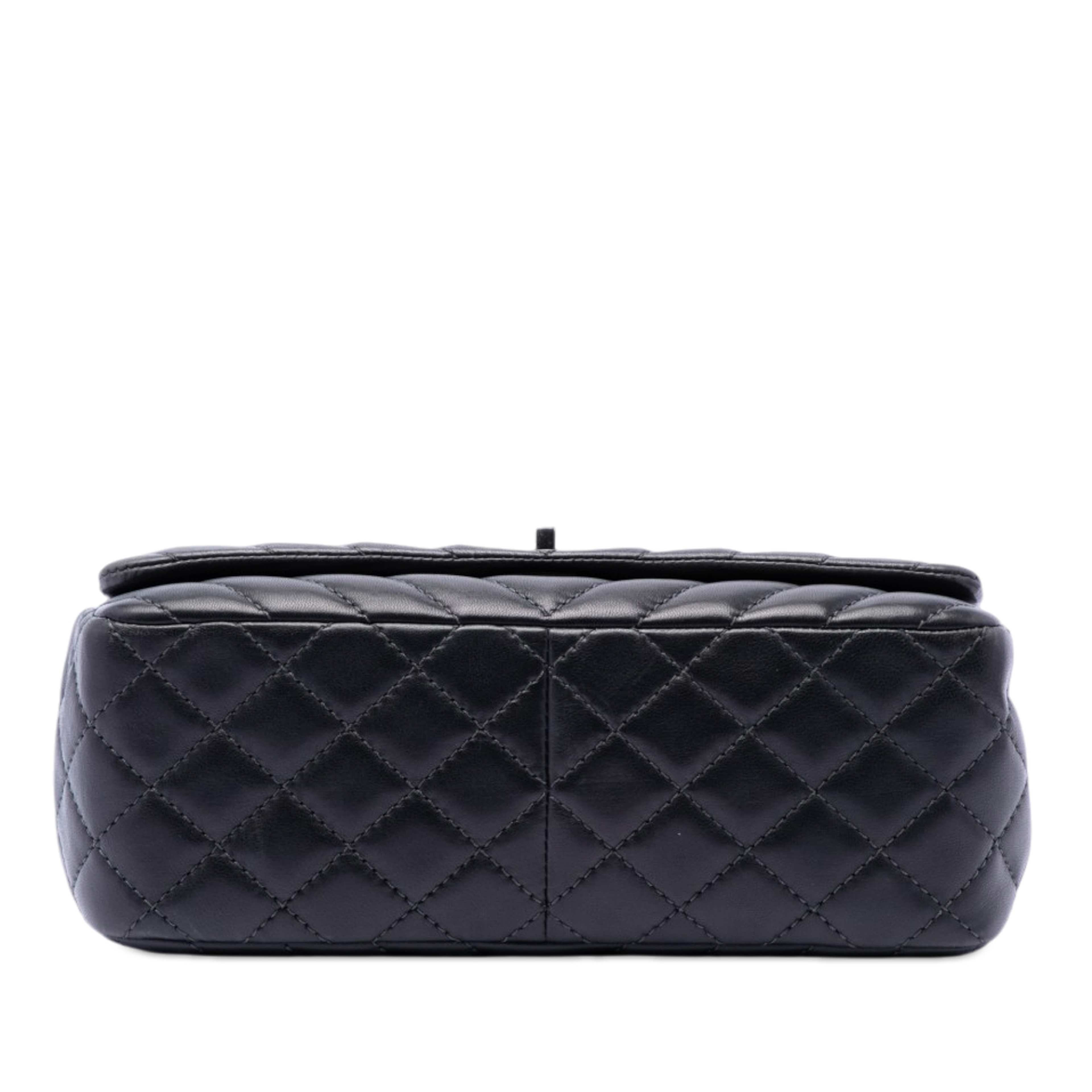 Chanel Medium Chevron Lambskin Surpique Flap, från Luxclusif, i färgen svart. Klicka för att öppna bilden i stort format