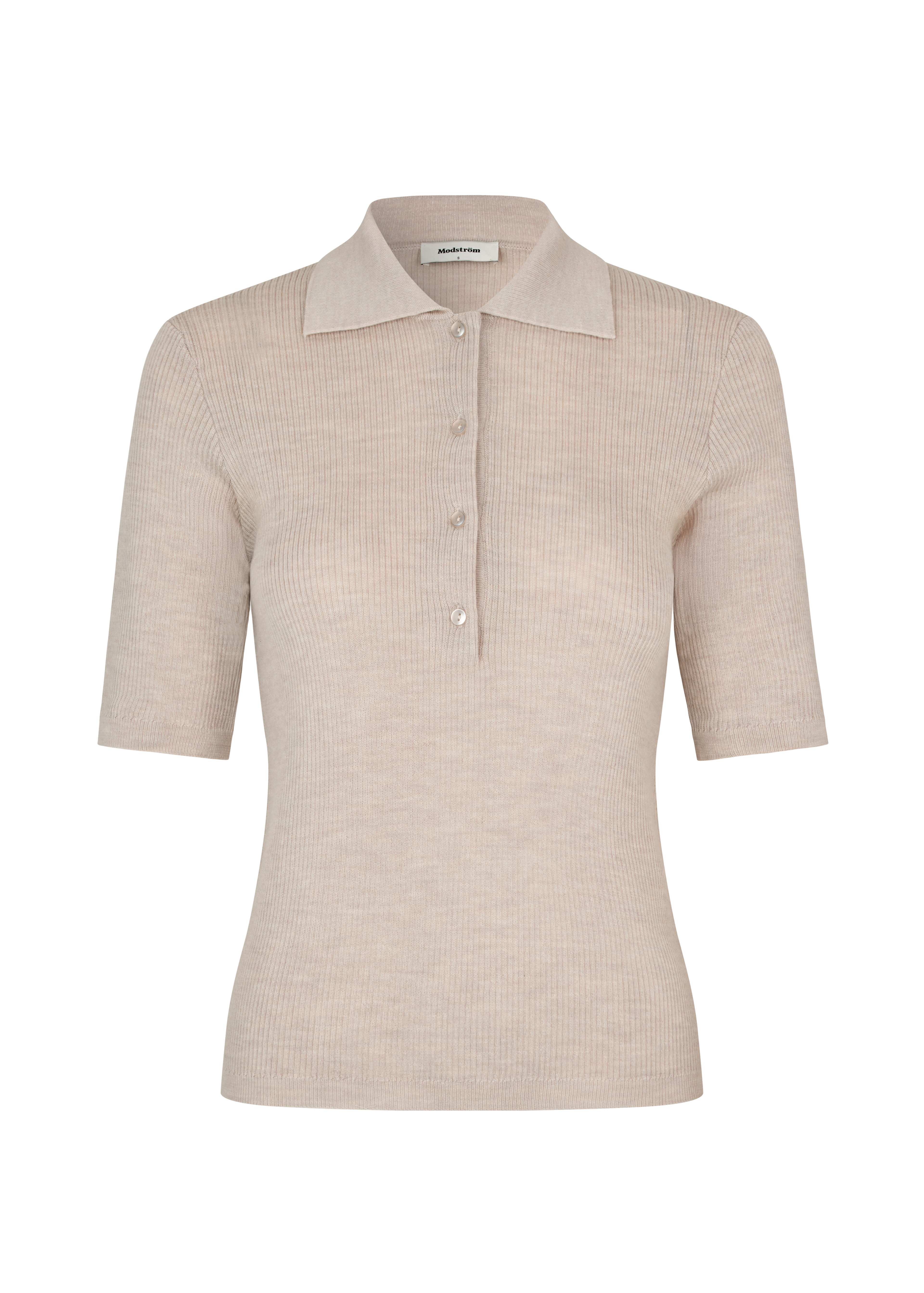 Hirokimd Ss Polo, från Modström, i färgen summer sand. Klicka för att öppna bilden i stort format