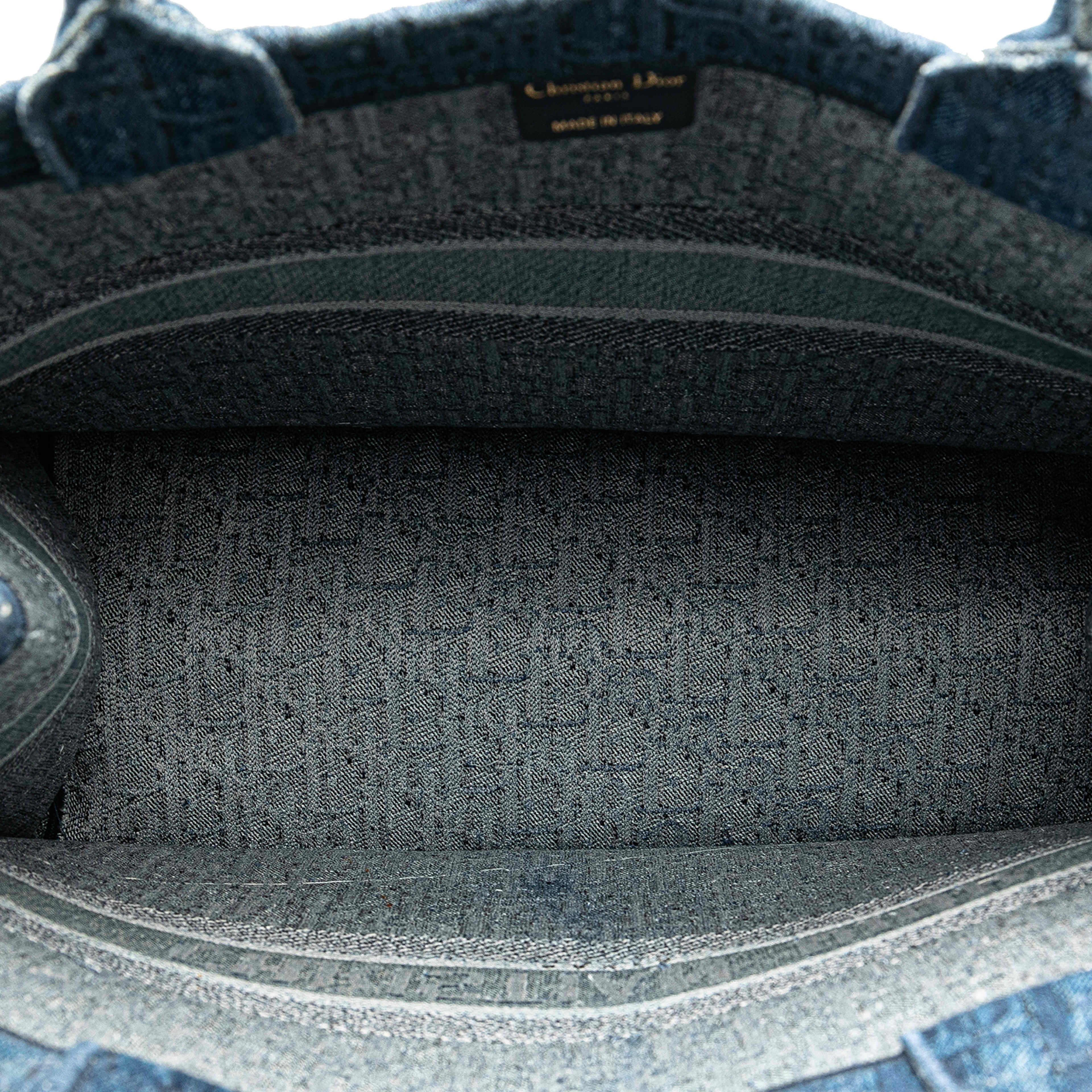 Dior Large Oblique Denim Book Tote, från Luxclusif, i färgen blue. Klicka för att öppna bilden i stort format