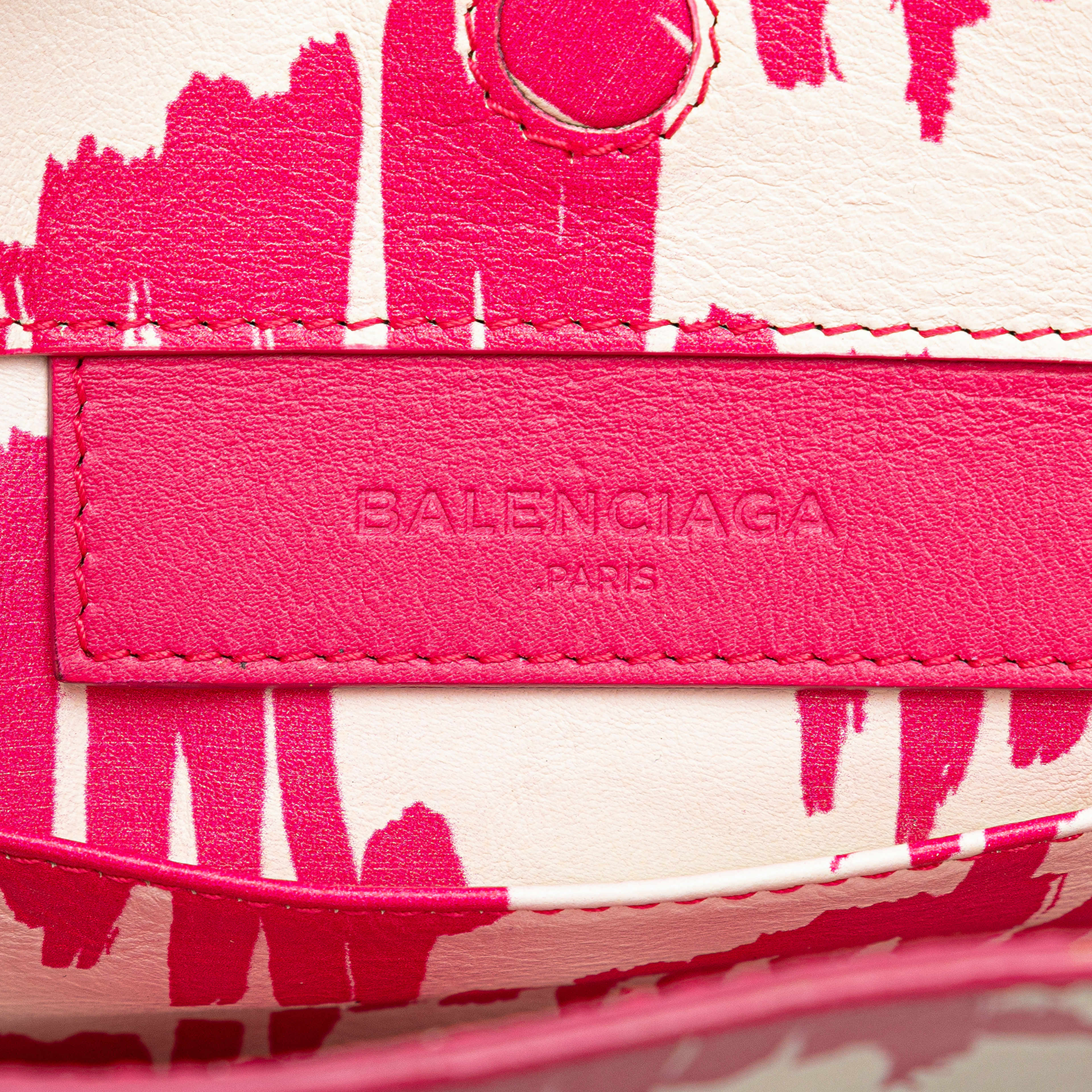 Balenciaga Mini Leather Papier A4 Satchel, från Luxclusif, i färgen pink. Klicka för att öppna bilden i stort format