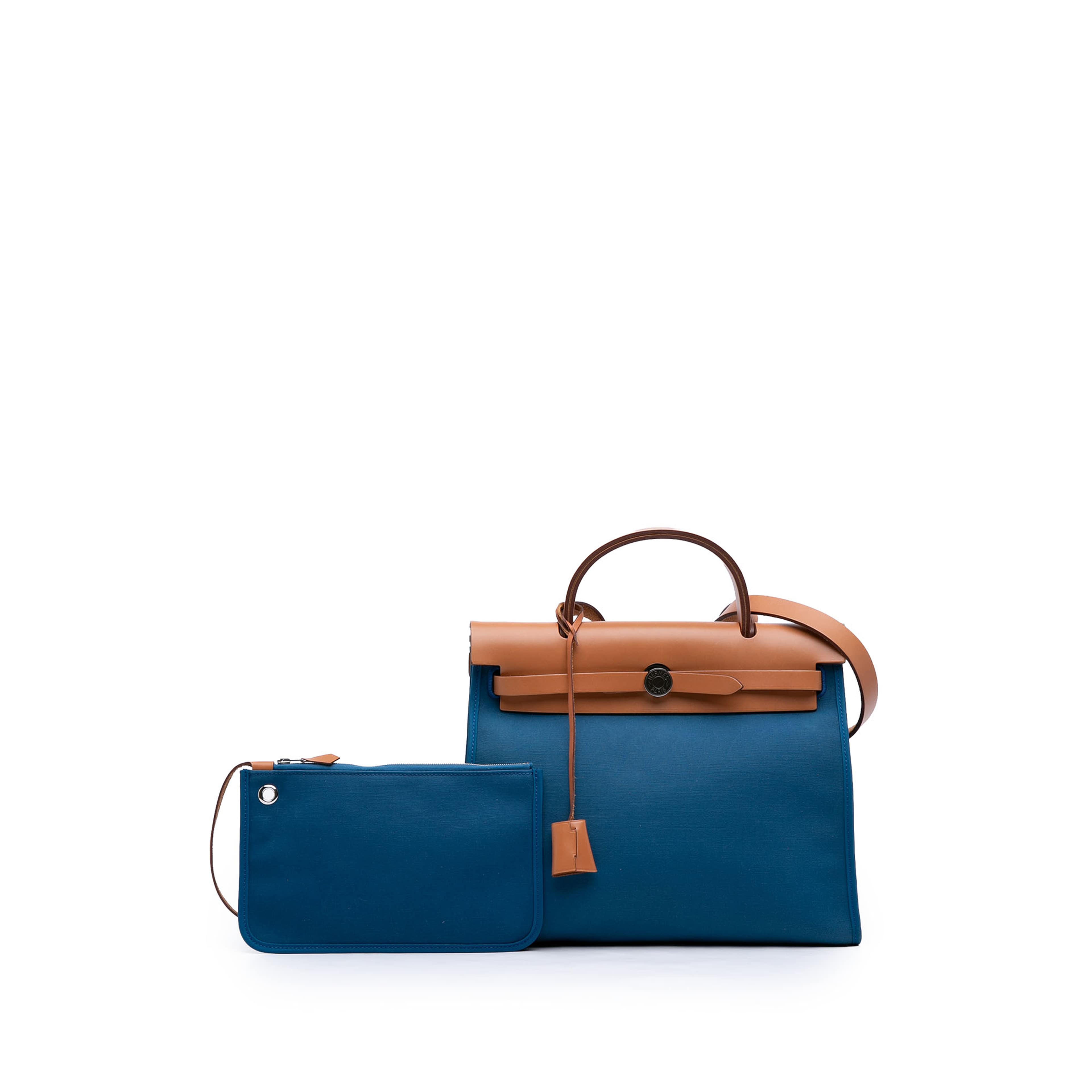 Hermès Toile Herbag Zip 31, från Luxclusif, i färgen blå. Klicka för att öppna bilden i stort format