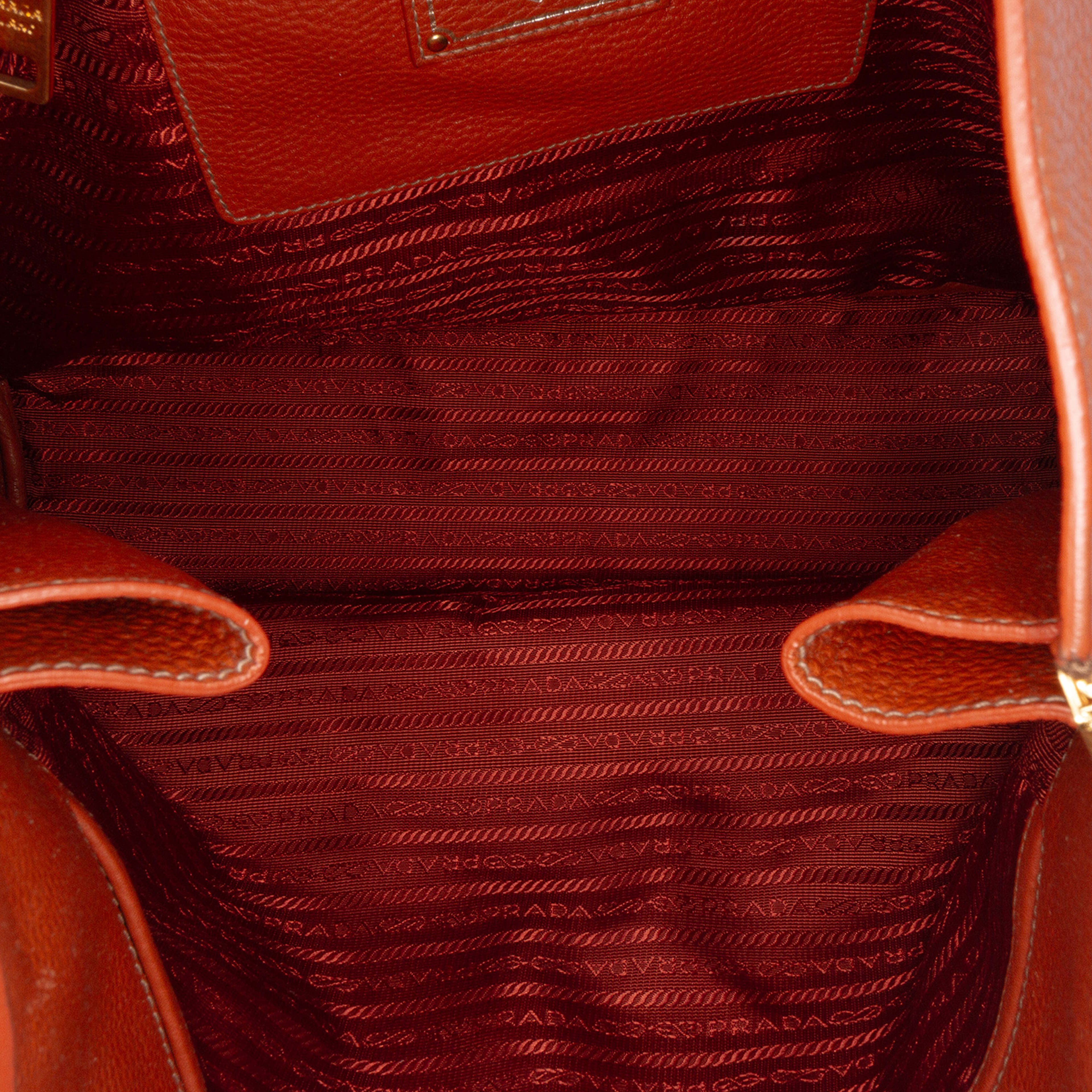 Prada Vitello Daino Side Zip Shopper Tote, från Luxclusif, i färgen dark orange. Klicka för att öppna bilden i stort format