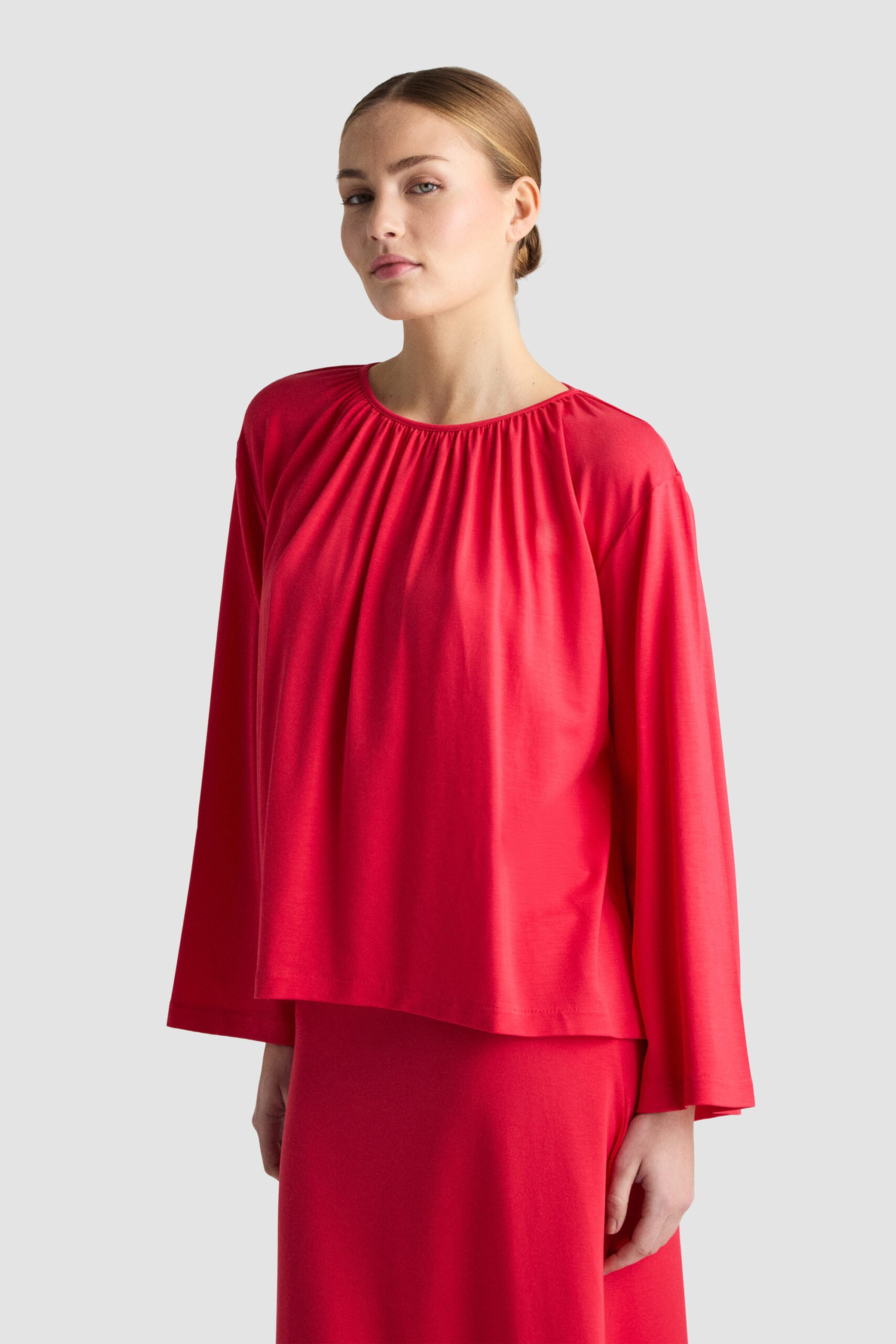 Ciri Top - Raspberry, från Residus, i färgen red. Klicka för att öppna bilden i stort format