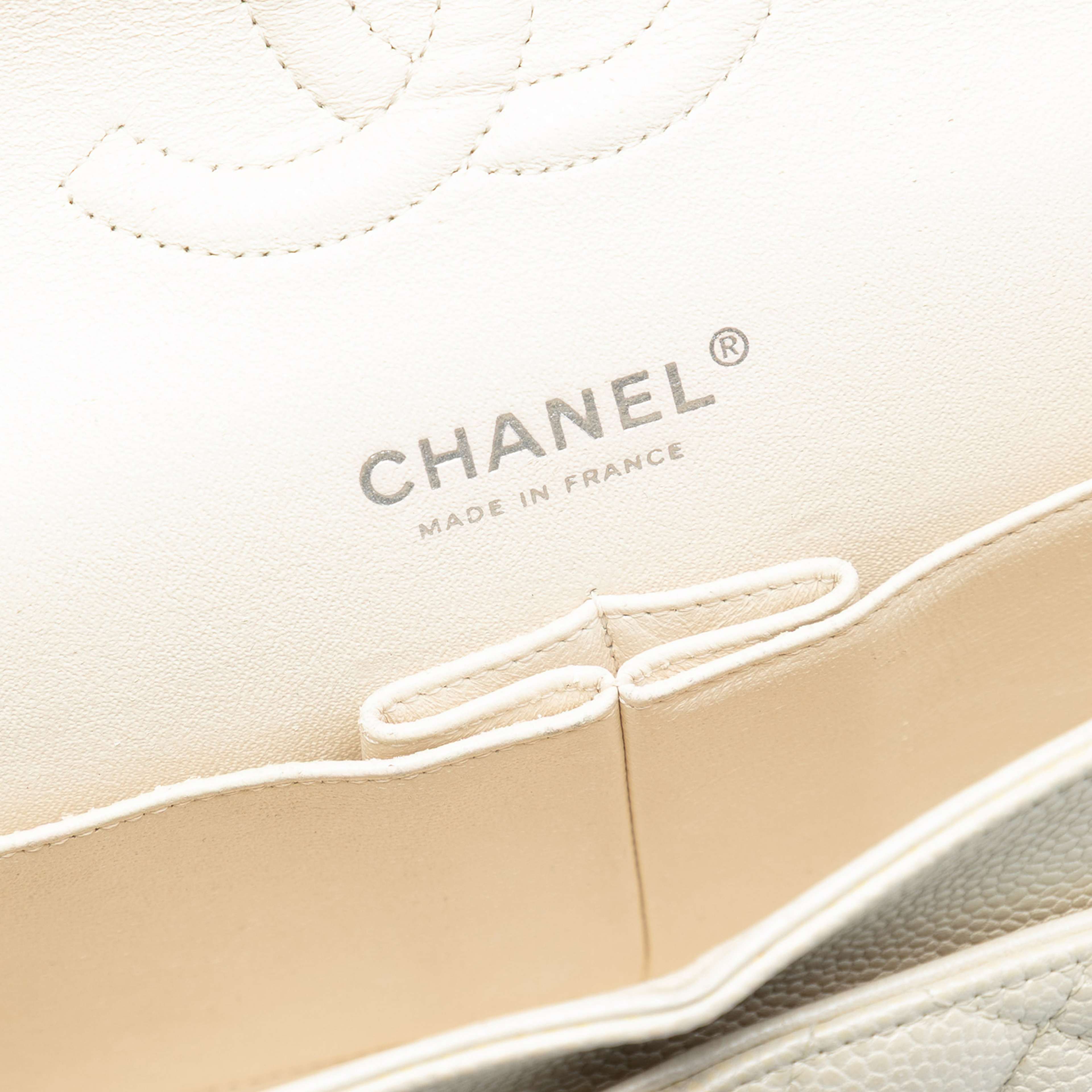 Chanel Medium Classic Caviar Double Flap, från Luxclusif, i färgen ivory. Klicka för att öppna bilden i stort format