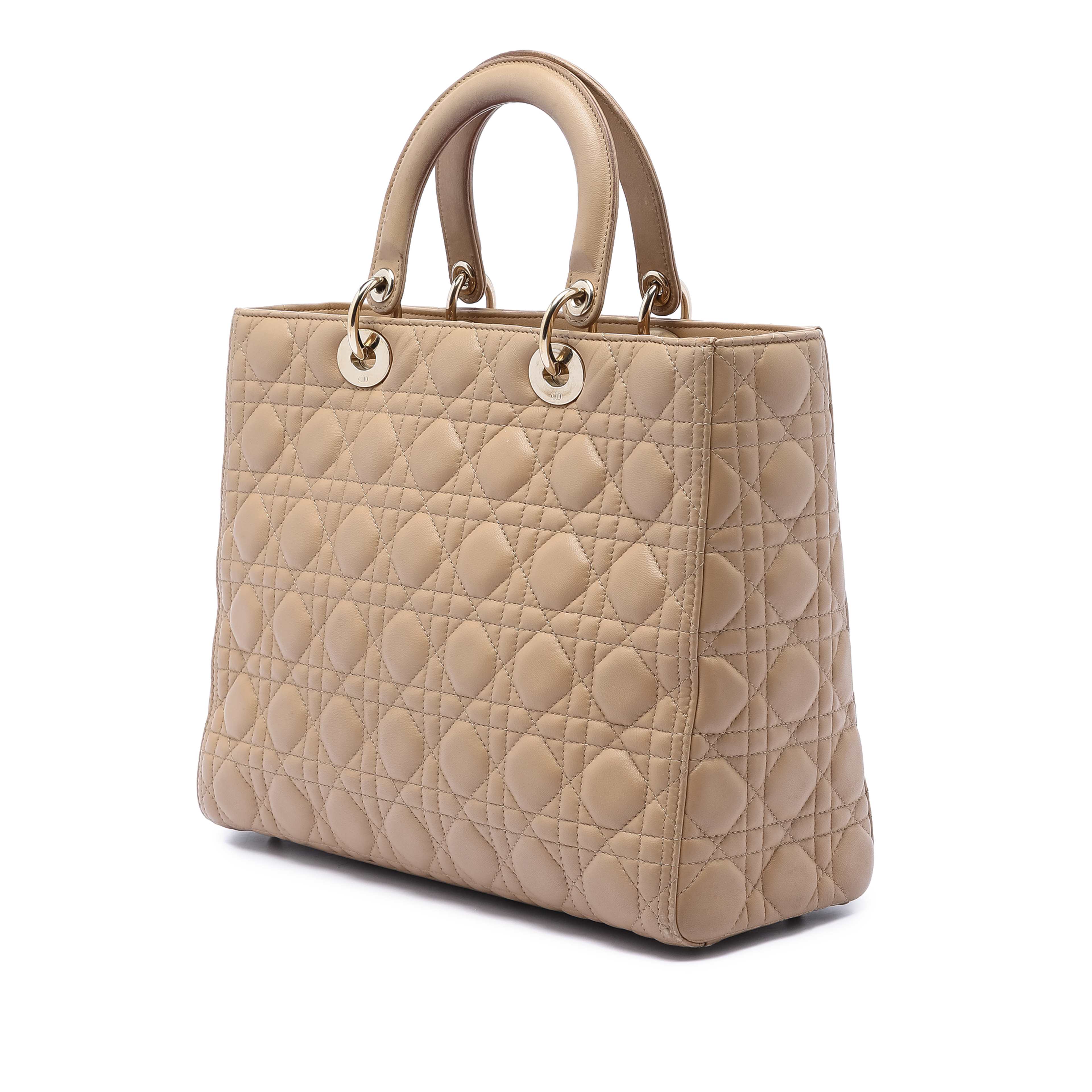Dior Large Lambskin Cannage Lady Dior, från Luxclusif, i färgen beige. Klicka för att öppna bilden i stort format