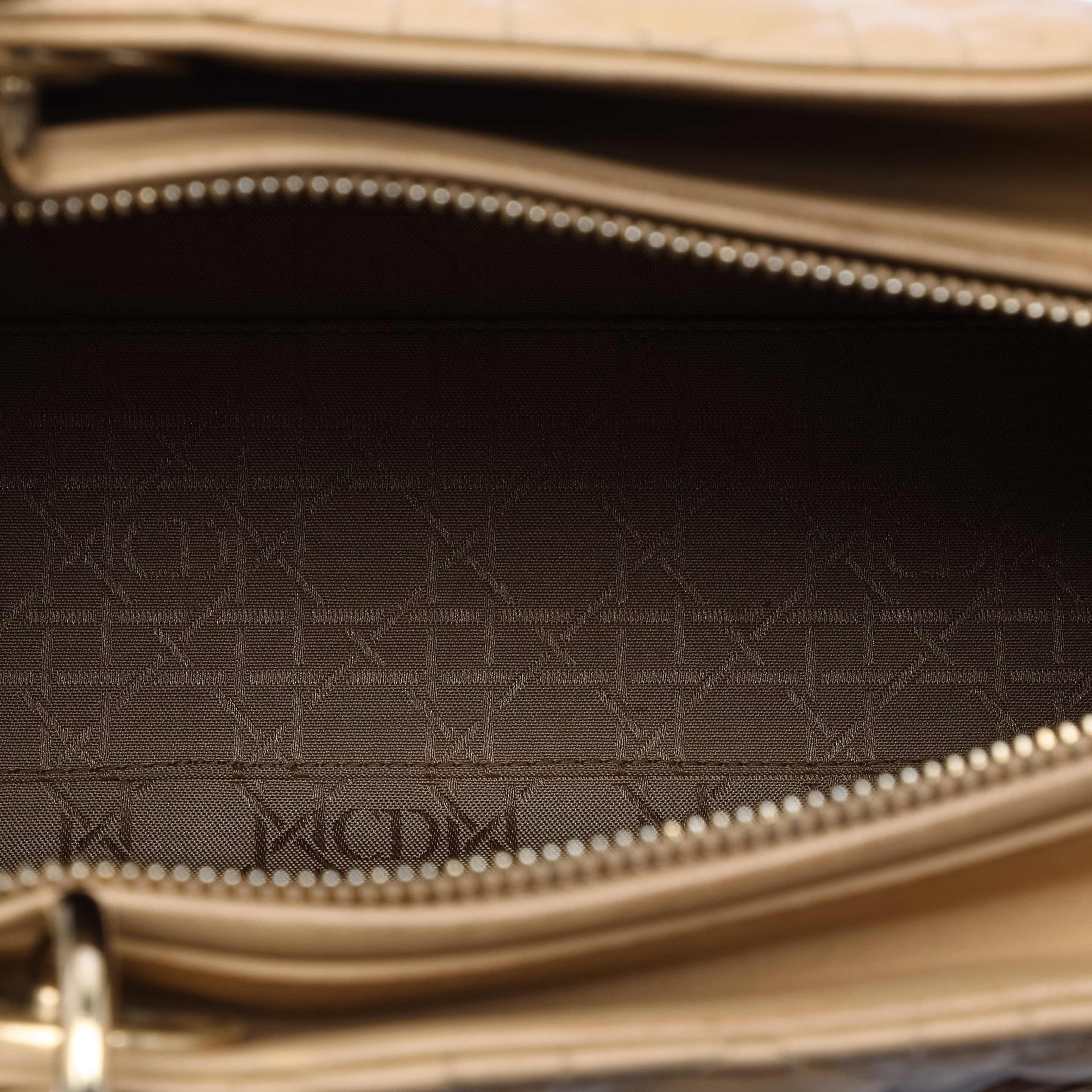 Dior Large Lambskin Cannage Lady Dior, från Luxclusif, i färgen beige. Klicka för att öppna bilden i stort format