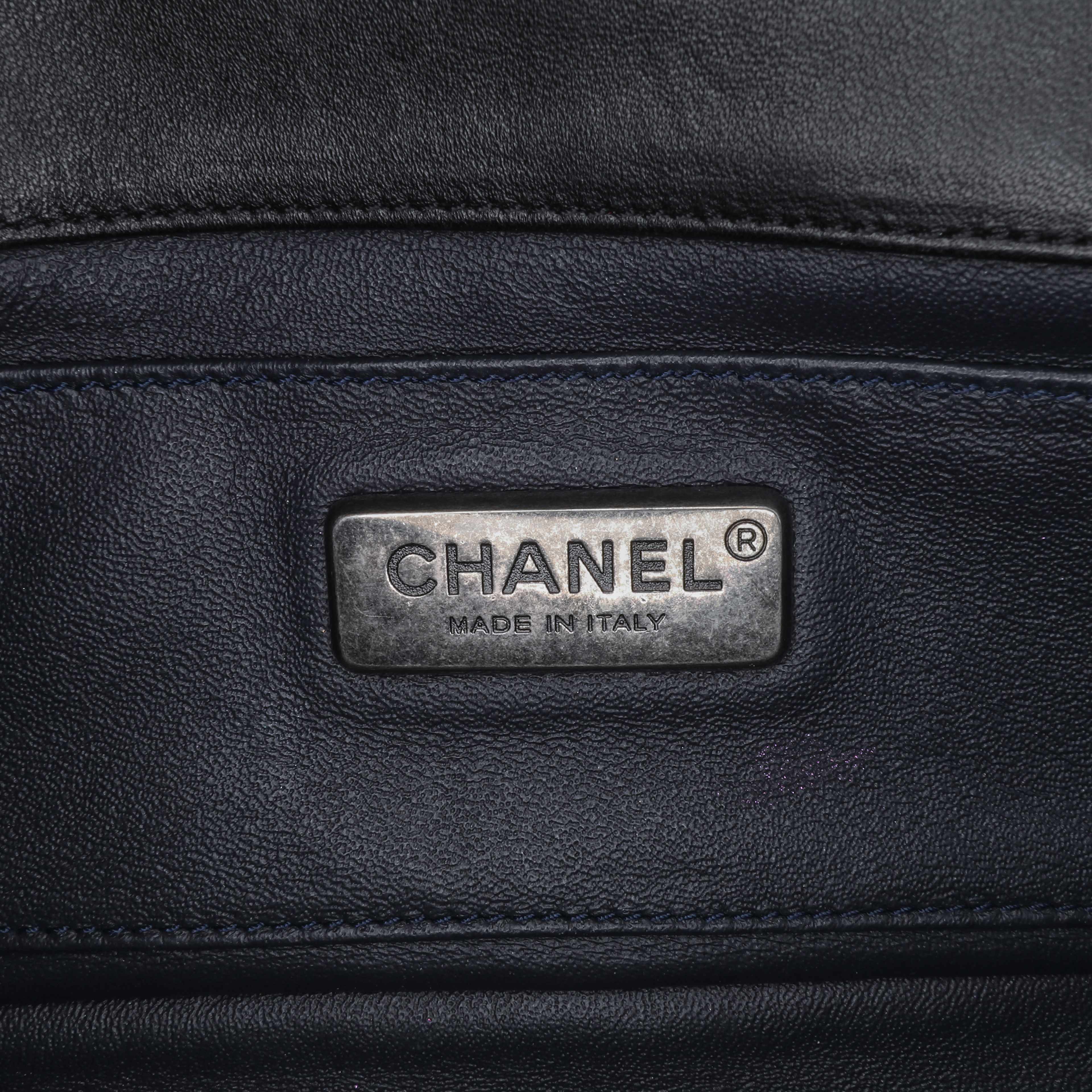 Chanel Shearling East West Boy Flap, från Luxclusif, i färgen black. Klicka för att öppna bilden i stort format