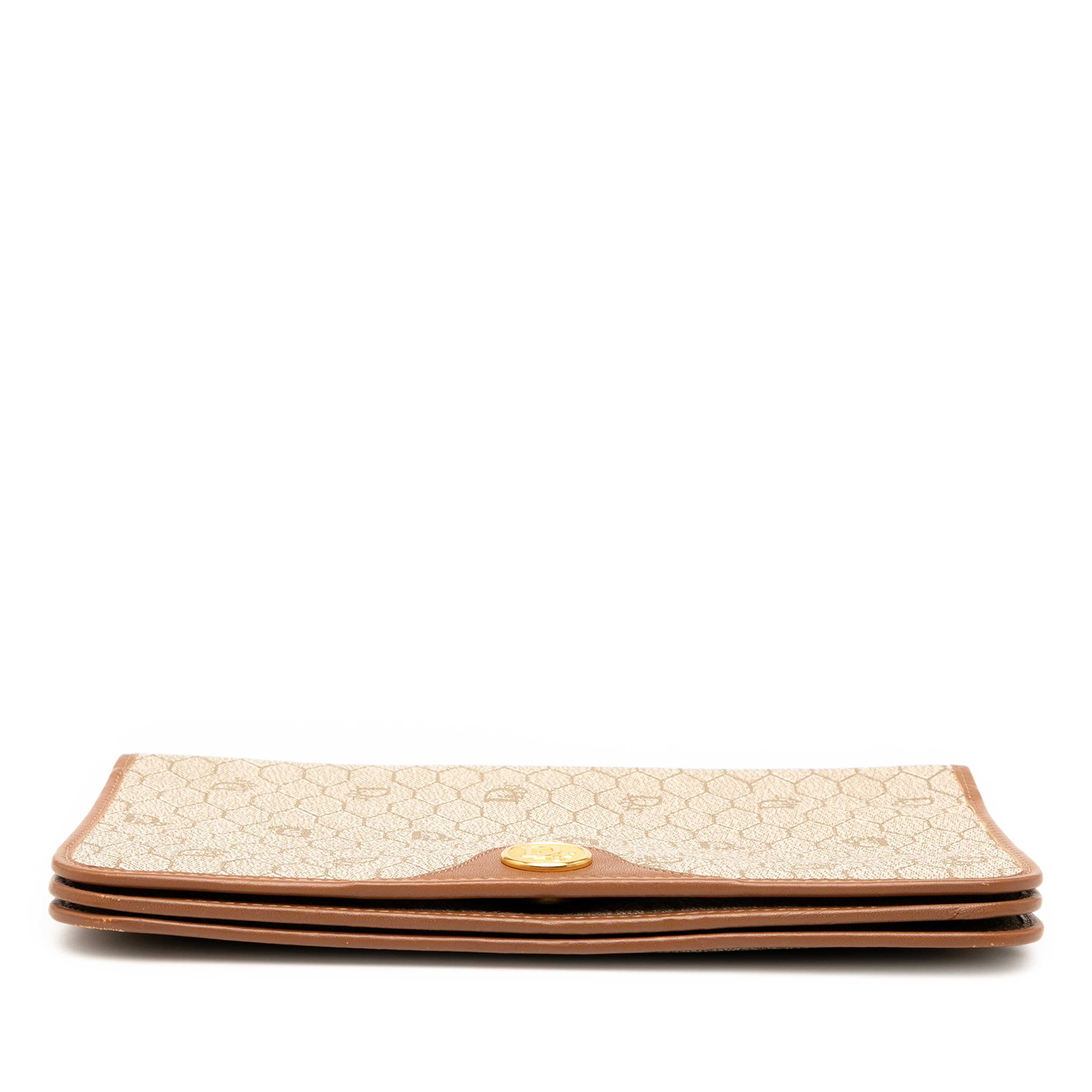 Dior Honeycomb Coated Canvas Chain Shoulder Bag, från Luxclusif, i färgen beige. Klicka för att öppna bilden i stort format