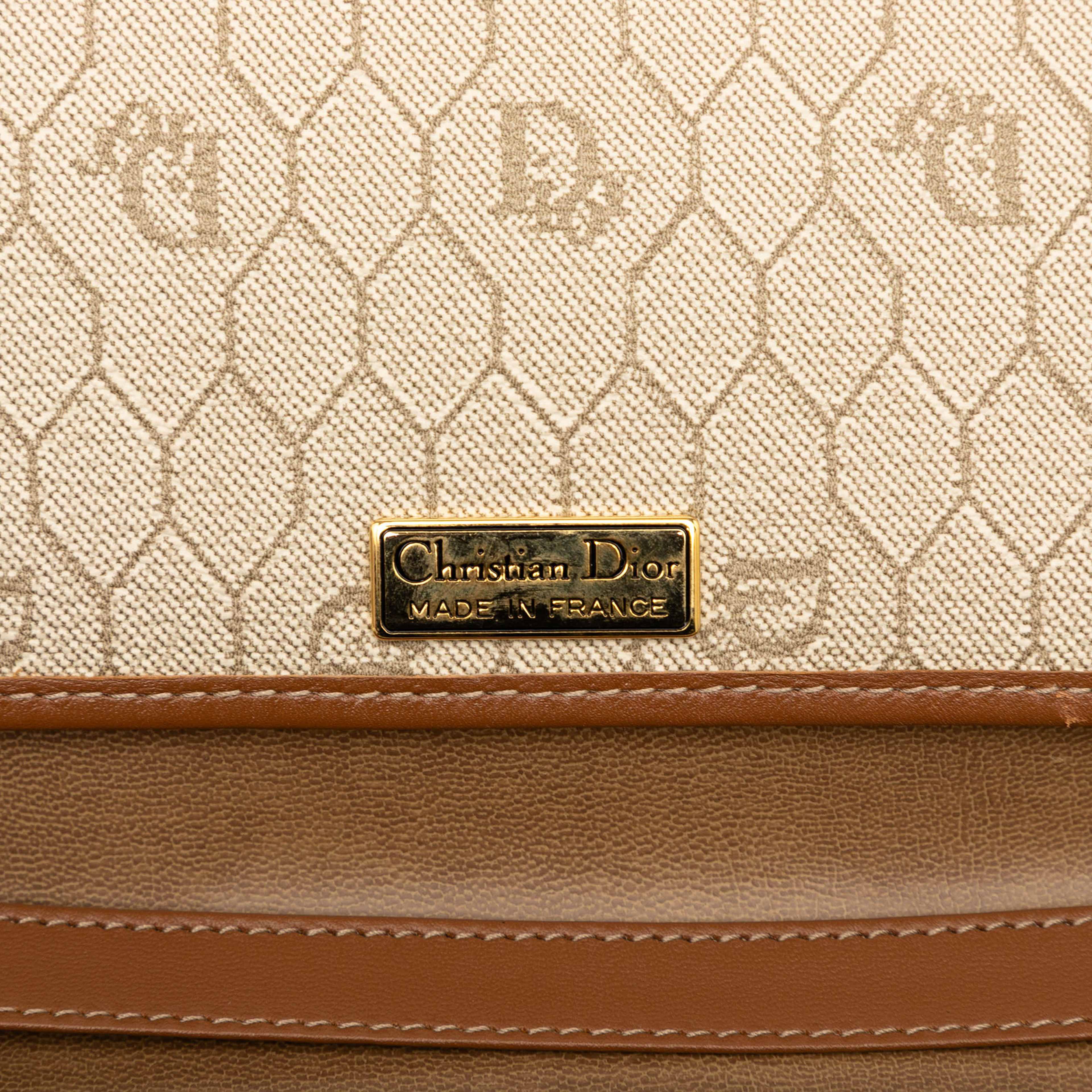 Dior Honeycomb Coated Canvas Chain Shoulder Bag, från Luxclusif, i färgen beige. Klicka för att öppna bilden i stort format