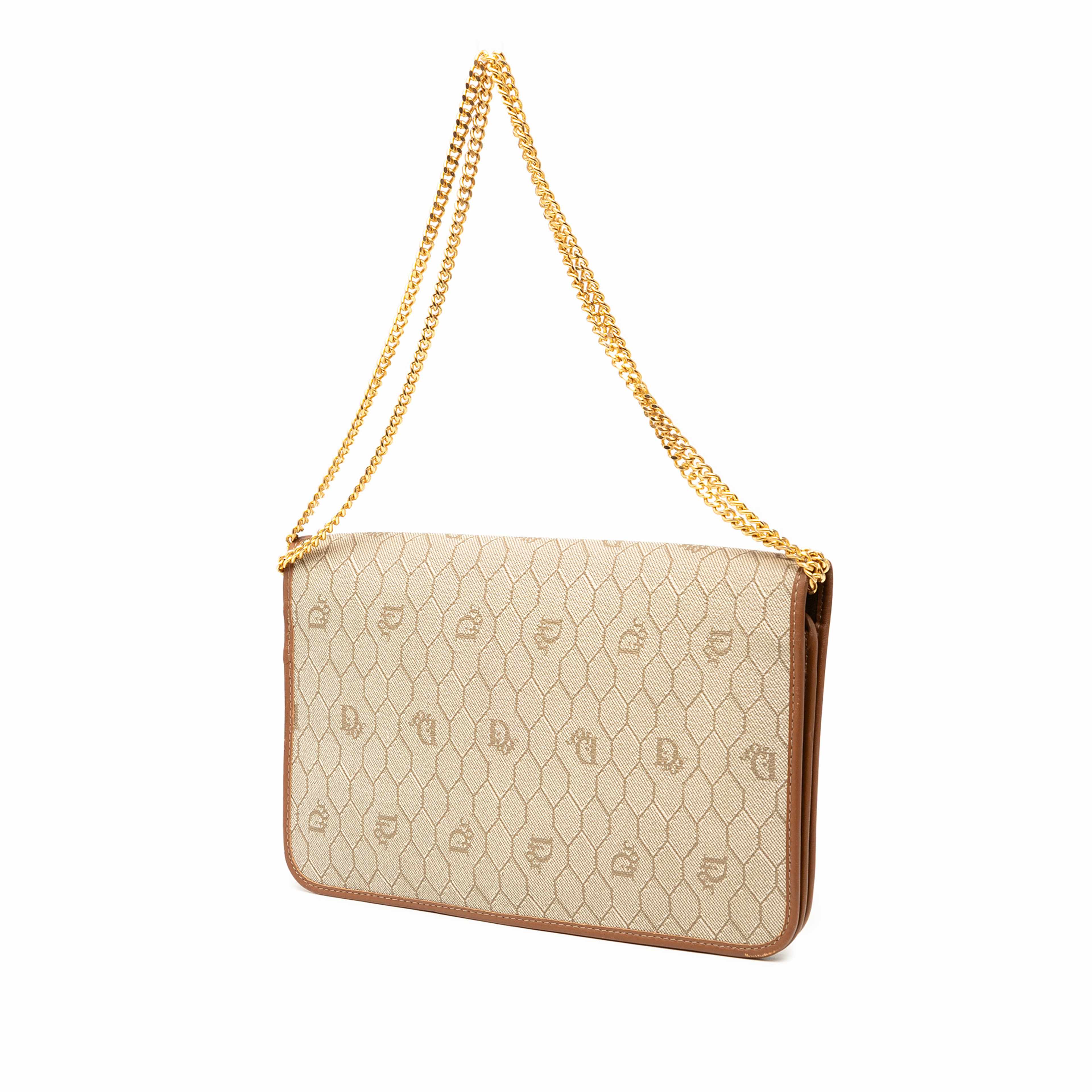 Dior Honeycomb Coated Canvas Chain Shoulder Bag, från Luxclusif, i färgen beige. Klicka för att öppna bilden i stort format