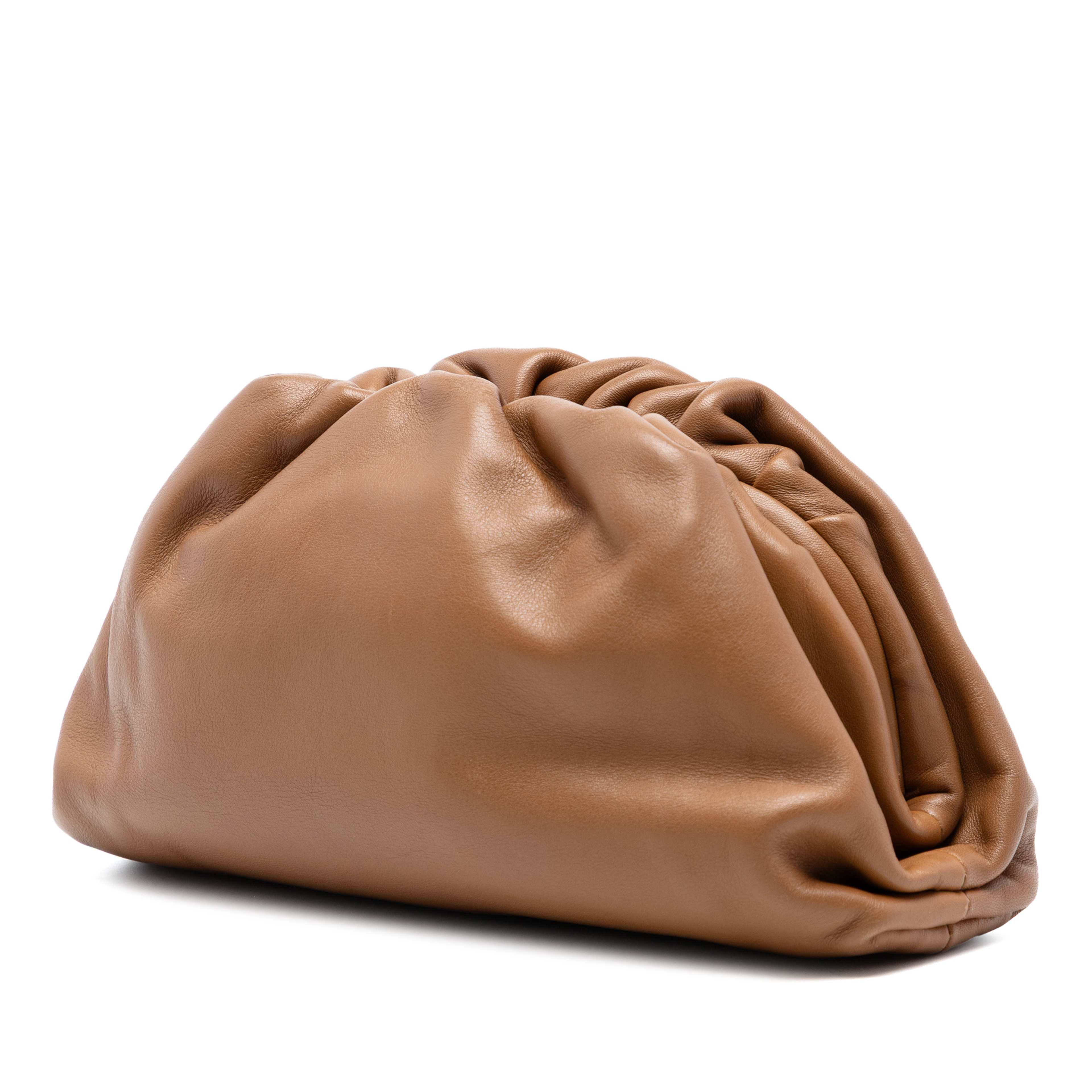 Bottega Veneta Lambskin The Pouch, från Luxclusif, i färgen brown. Klicka för att öppna bilden i stort format