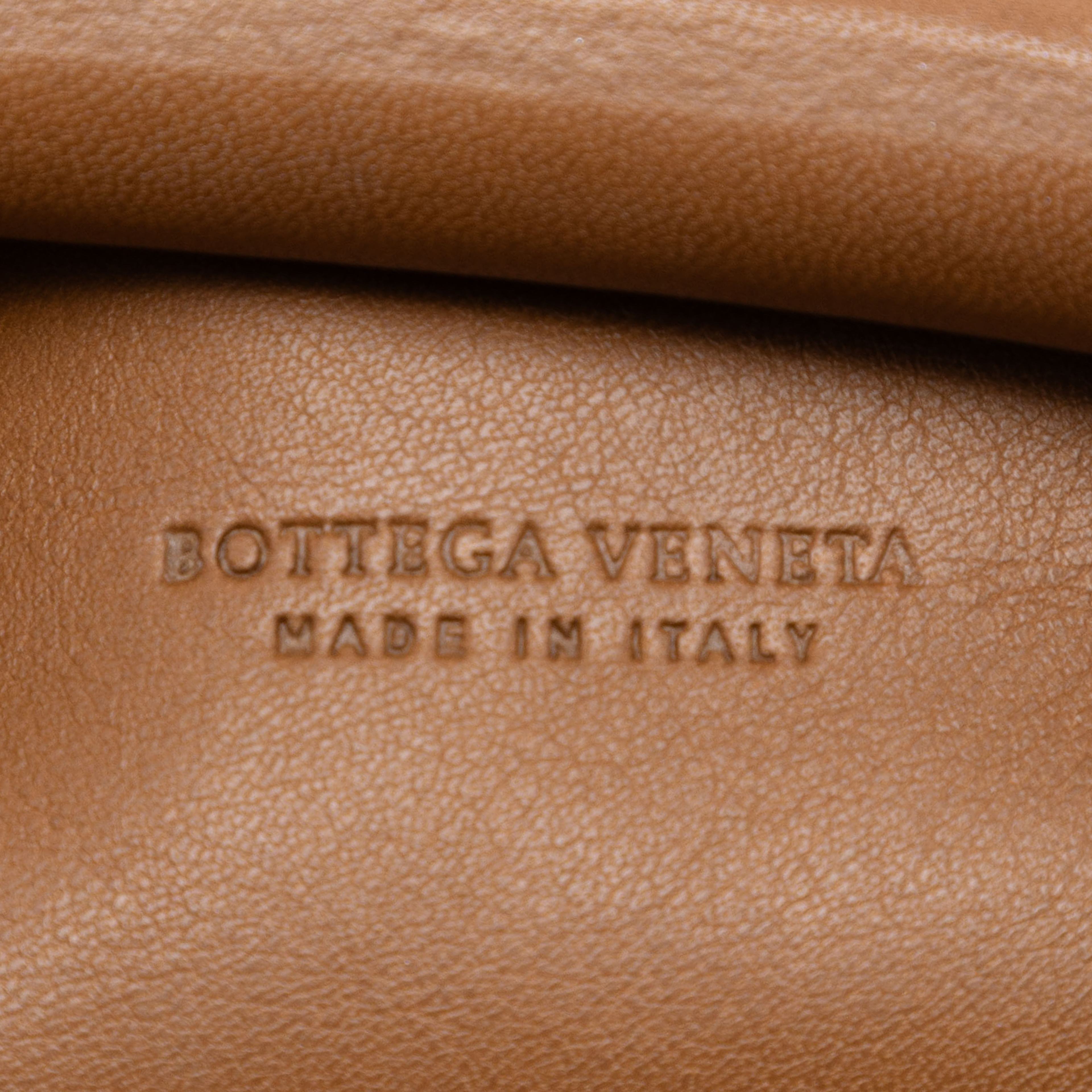 Bottega Veneta Lambskin The Pouch, från Luxclusif, i färgen brown. Klicka för att öppna bilden i stort format
