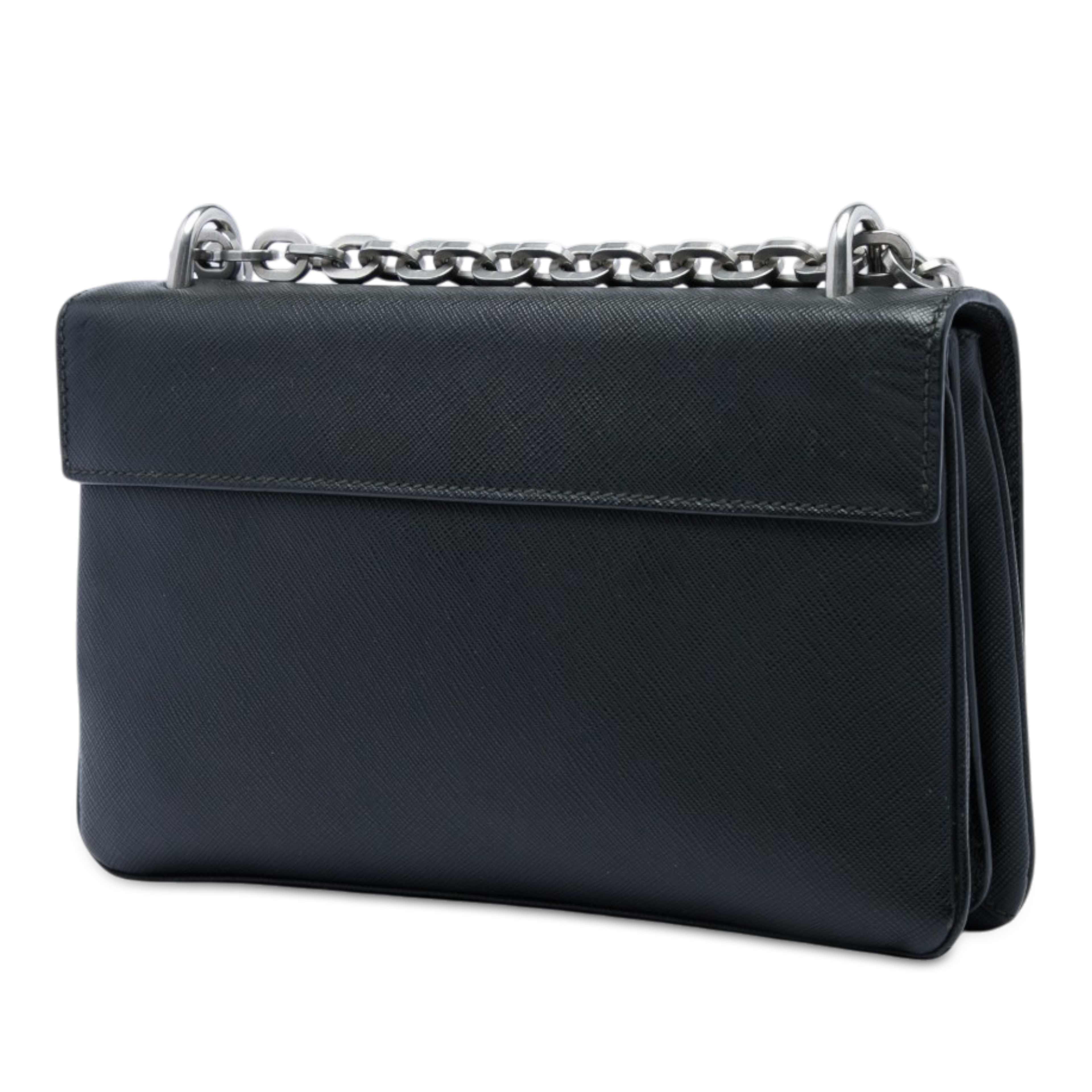 Prada Saffiano Lux Lock Chain Flap, från Luxclusif, i färgen svart. Klicka för att öppna bilden i stort format