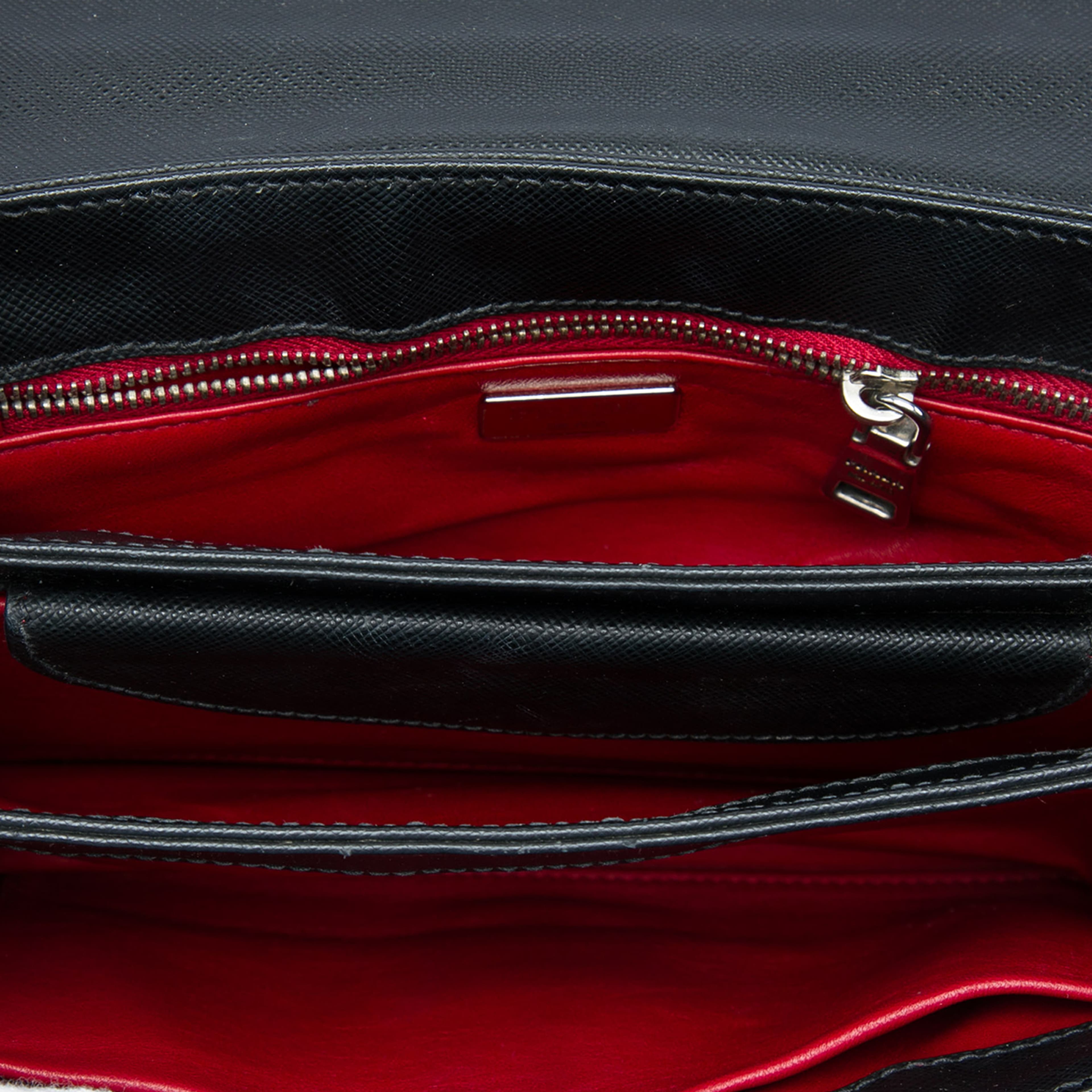 Prada Saffiano Lux Lock Chain Flap, från Luxclusif, i färgen svart. Klicka för att öppna bilden i stort format
