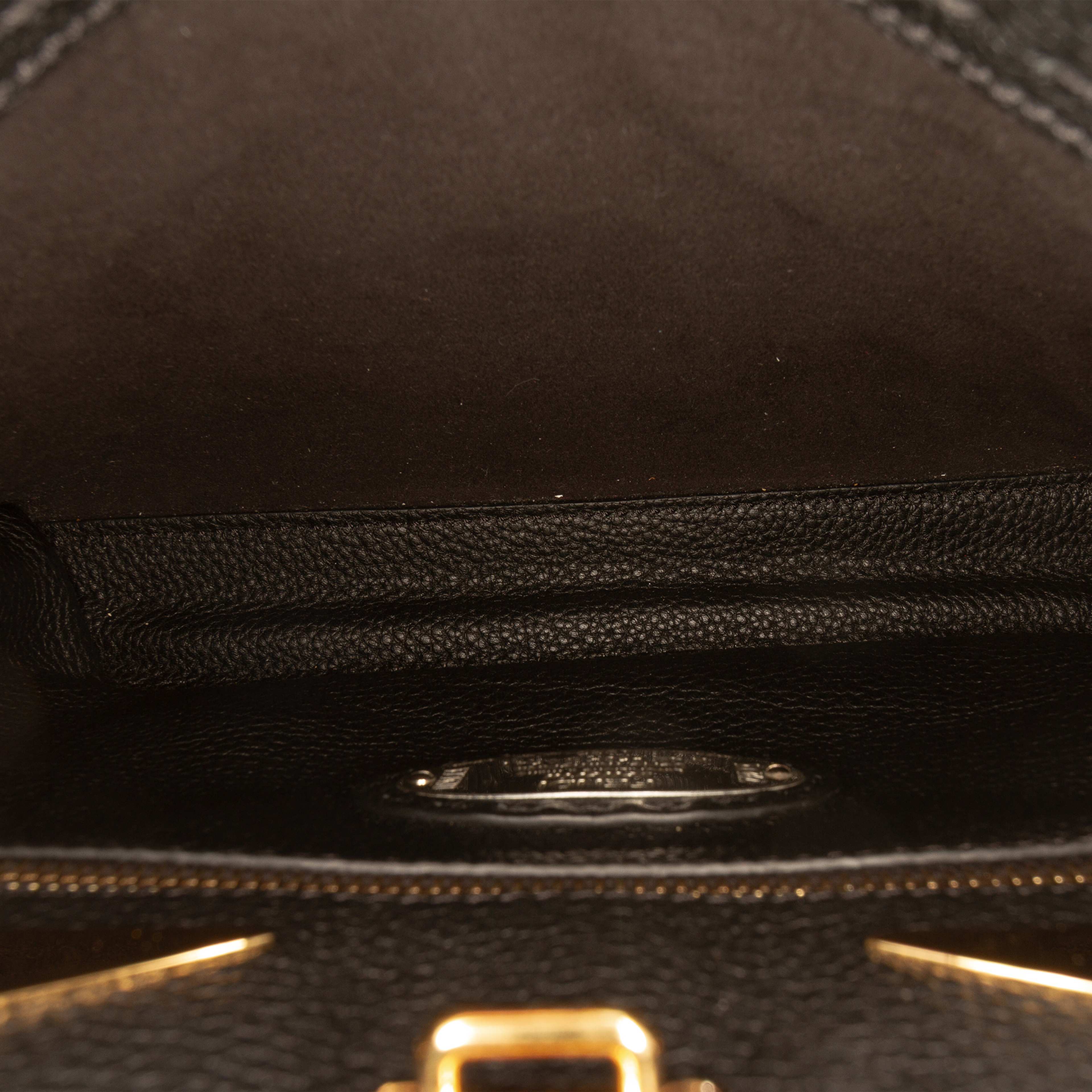 Fendi Mini Calfskin Romano Selleria Peekaboo Iconic Fit Satchel, från Luxclusif, i färgen black. Klicka för att öppna bilden i stort format
