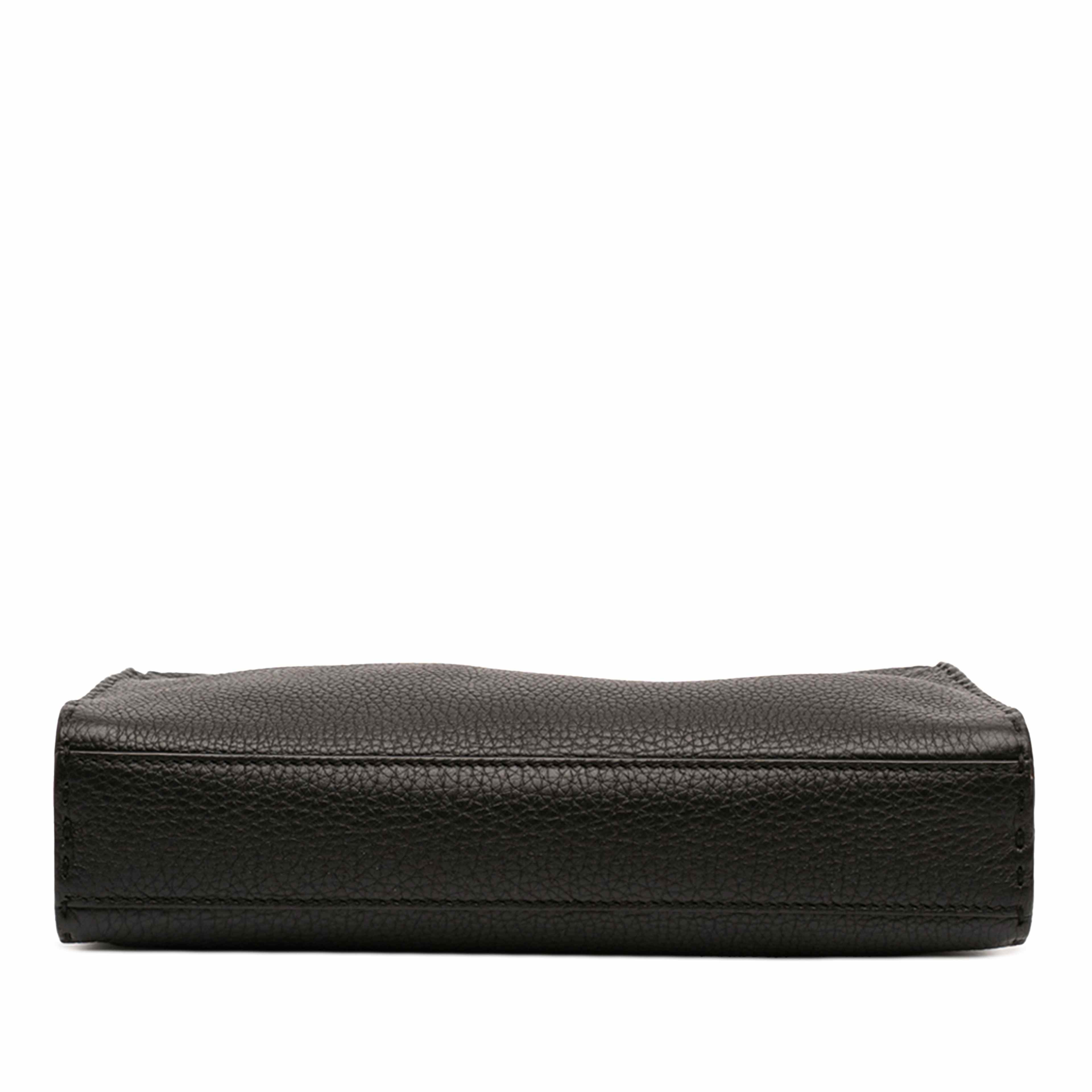 Fendi Mini Calfskin Romano Selleria Peekaboo Iconic Fit Satchel, från Luxclusif, i färgen black. Klicka för att öppna bilden i stort format