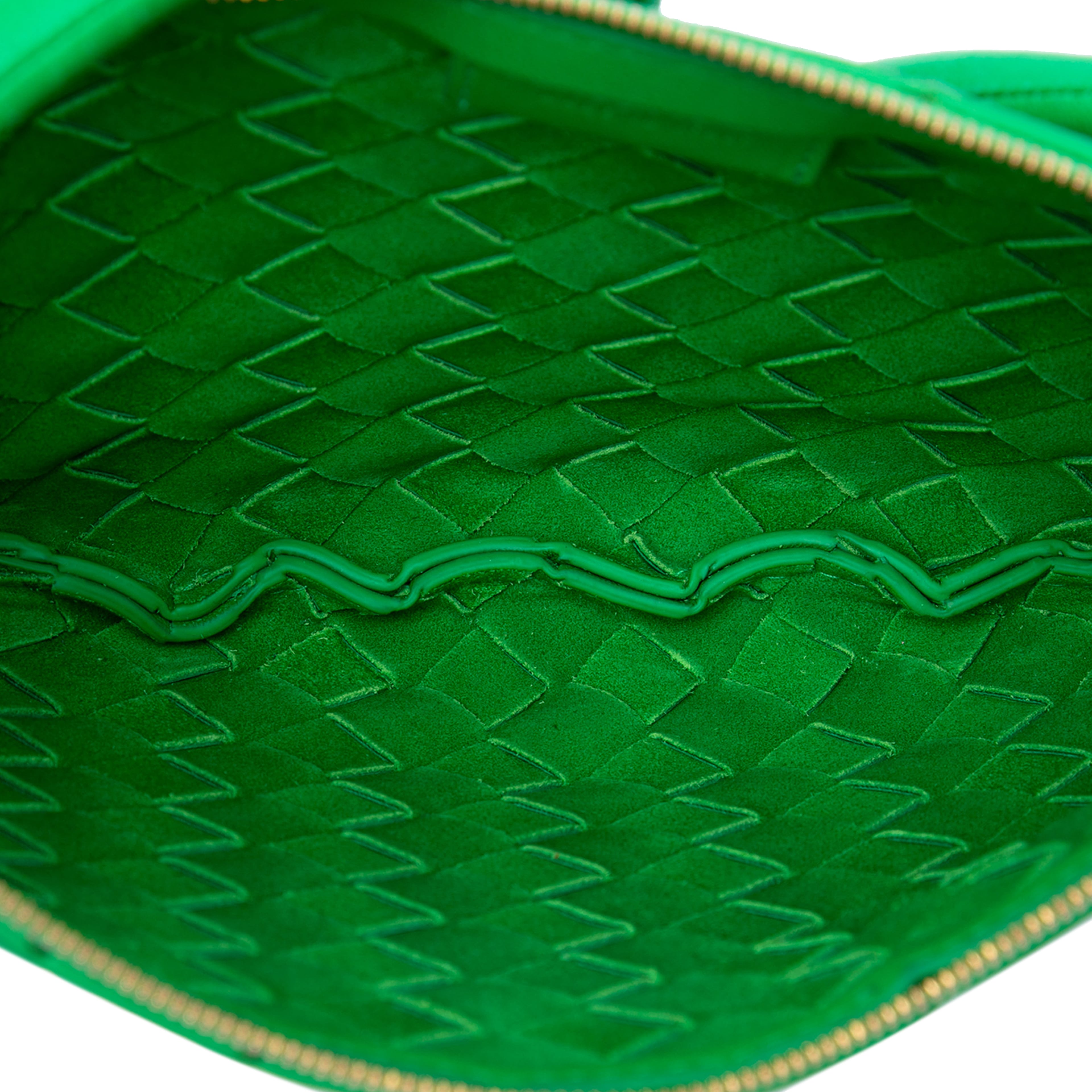 Bottega Veneta Small Lambskin Intrecciato Turn Pouch, från Luxclusif, i färgen grön. Klicka för att öppna bilden i stort format