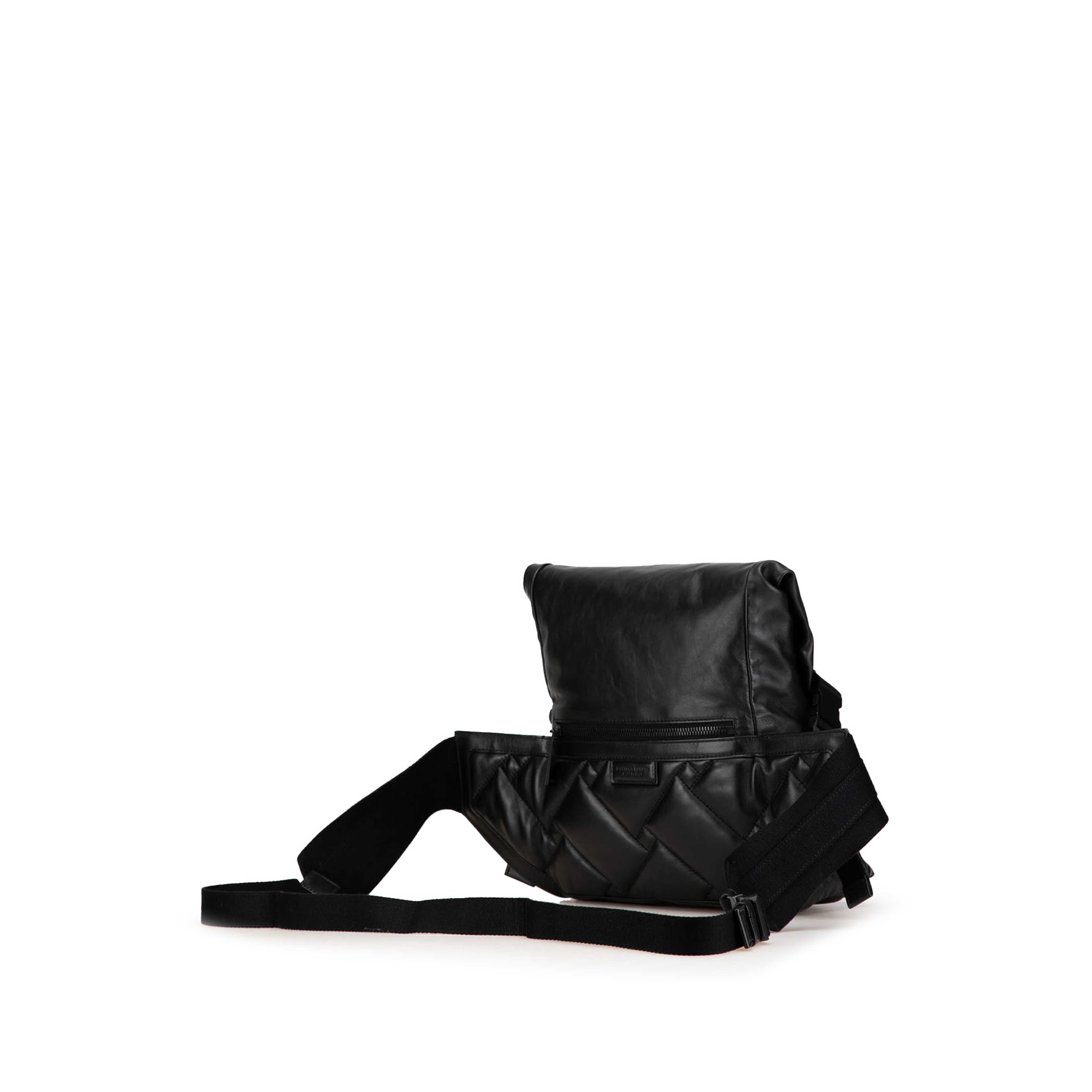 Bottega Veneta Perforated Leather Belt Bag, från Luxclusif, i färgen black. Klicka för att öppna bilden i stort format