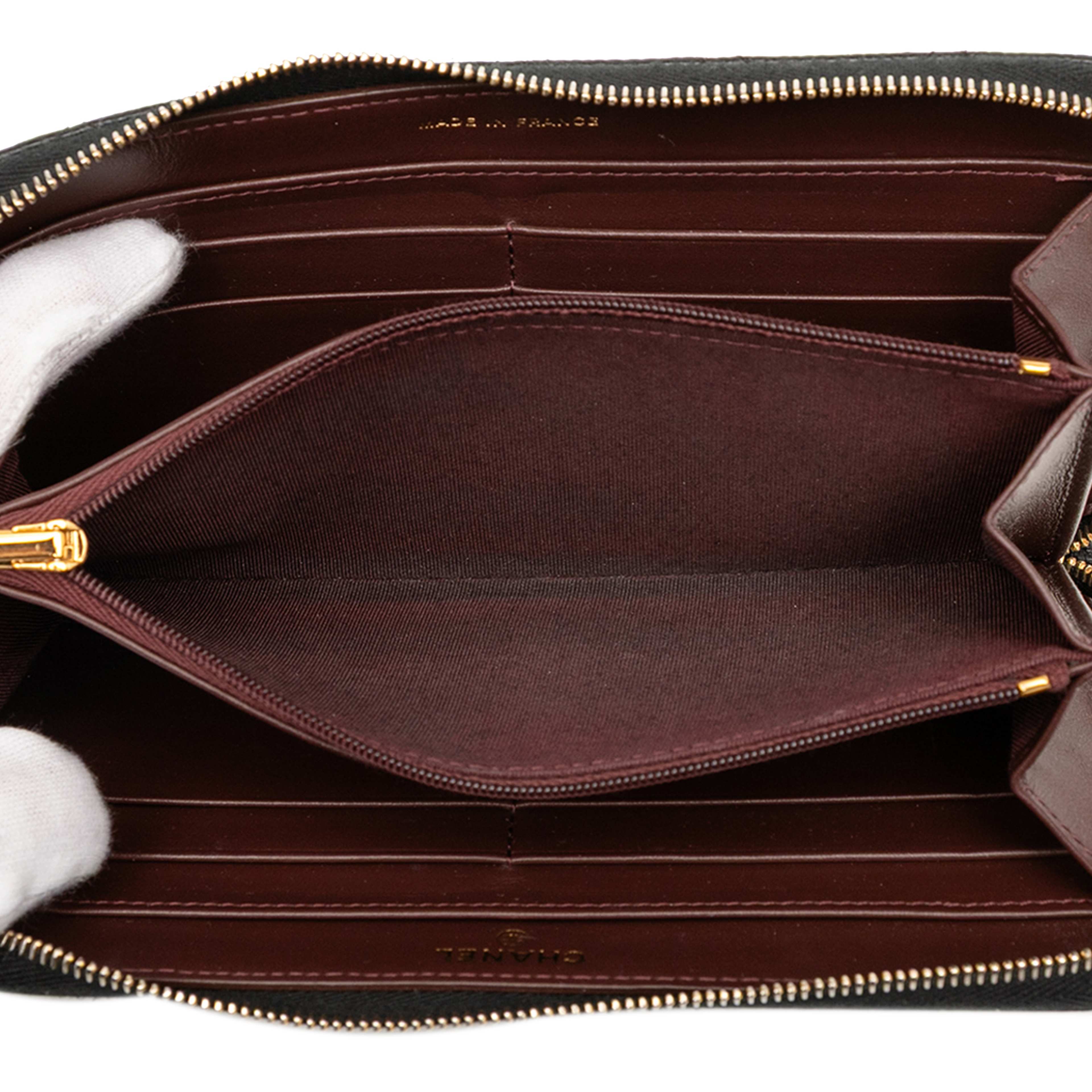 Chanel Cc Quilted Caviar Zip Around Long Wallet, från Luxclusif, i färgen black. Klicka för att öppna bilden i stort format