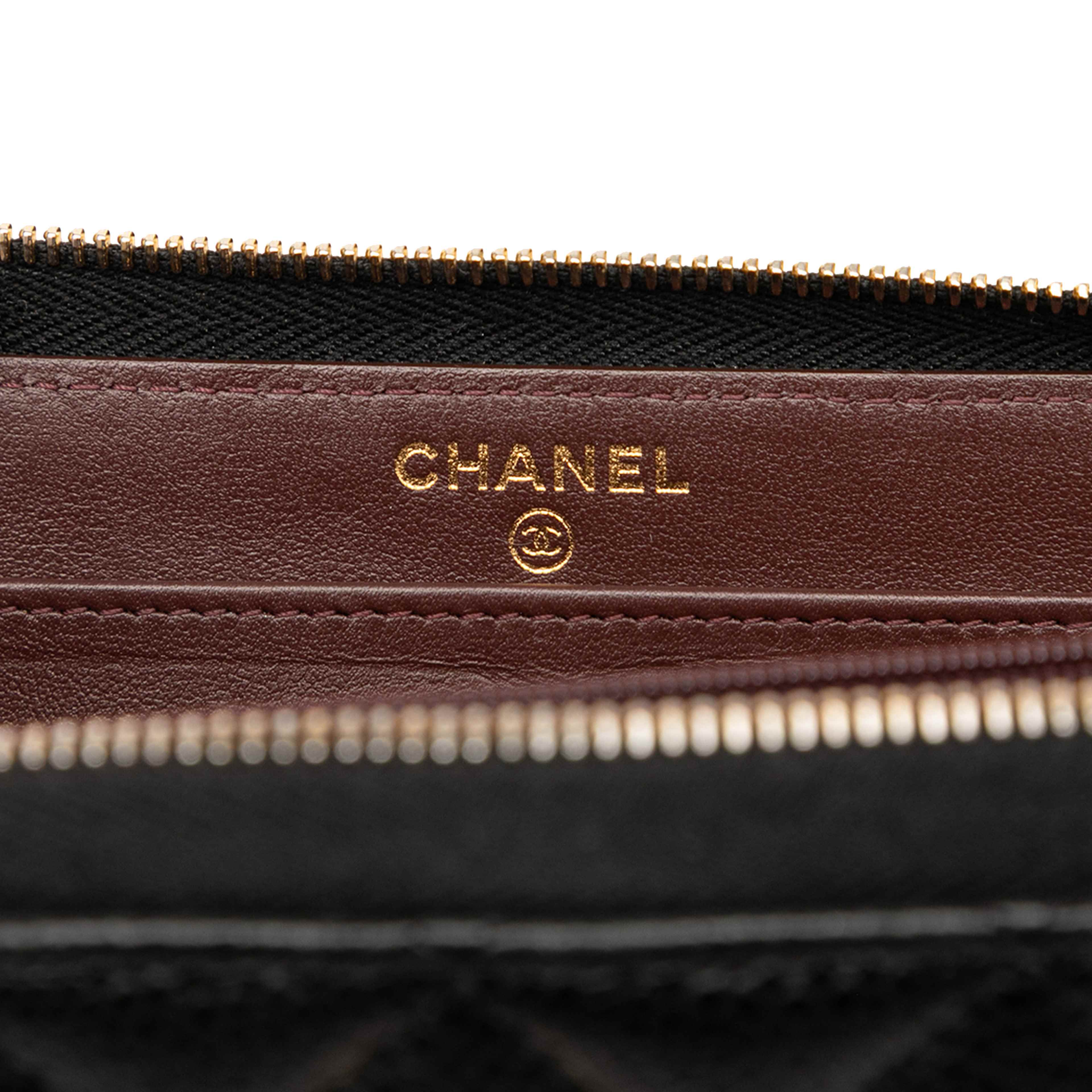 Chanel Cc Quilted Caviar Zip Around Long Wallet, från Luxclusif, i färgen black. Klicka för att öppna bilden i stort format