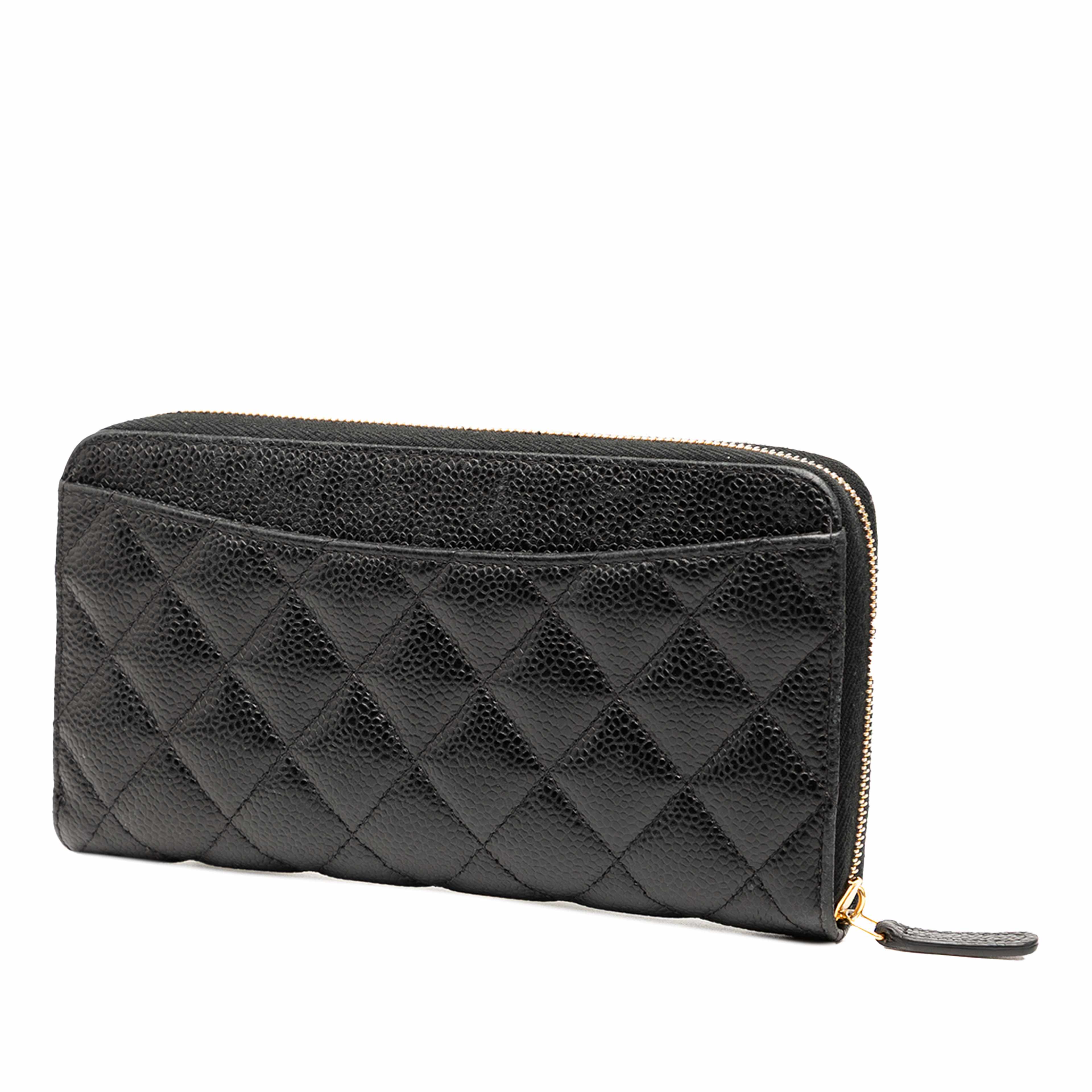Chanel Cc Quilted Caviar Zip Around Long Wallet, från Luxclusif, i färgen black. Klicka för att öppna bilden i stort format