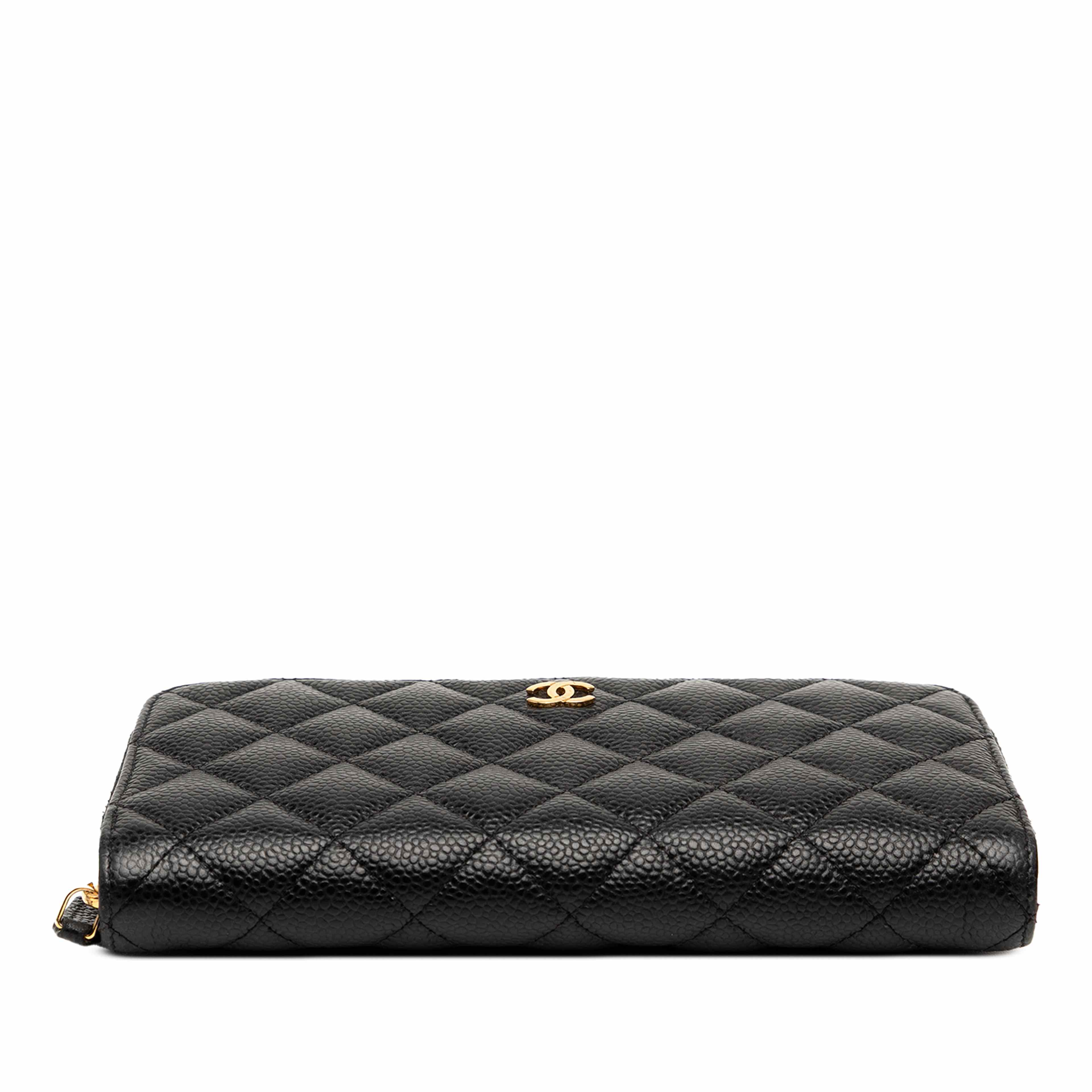 Chanel Cc Quilted Caviar Zip Around Long Wallet, från Luxclusif, i färgen black. Klicka för att öppna bilden i stort format