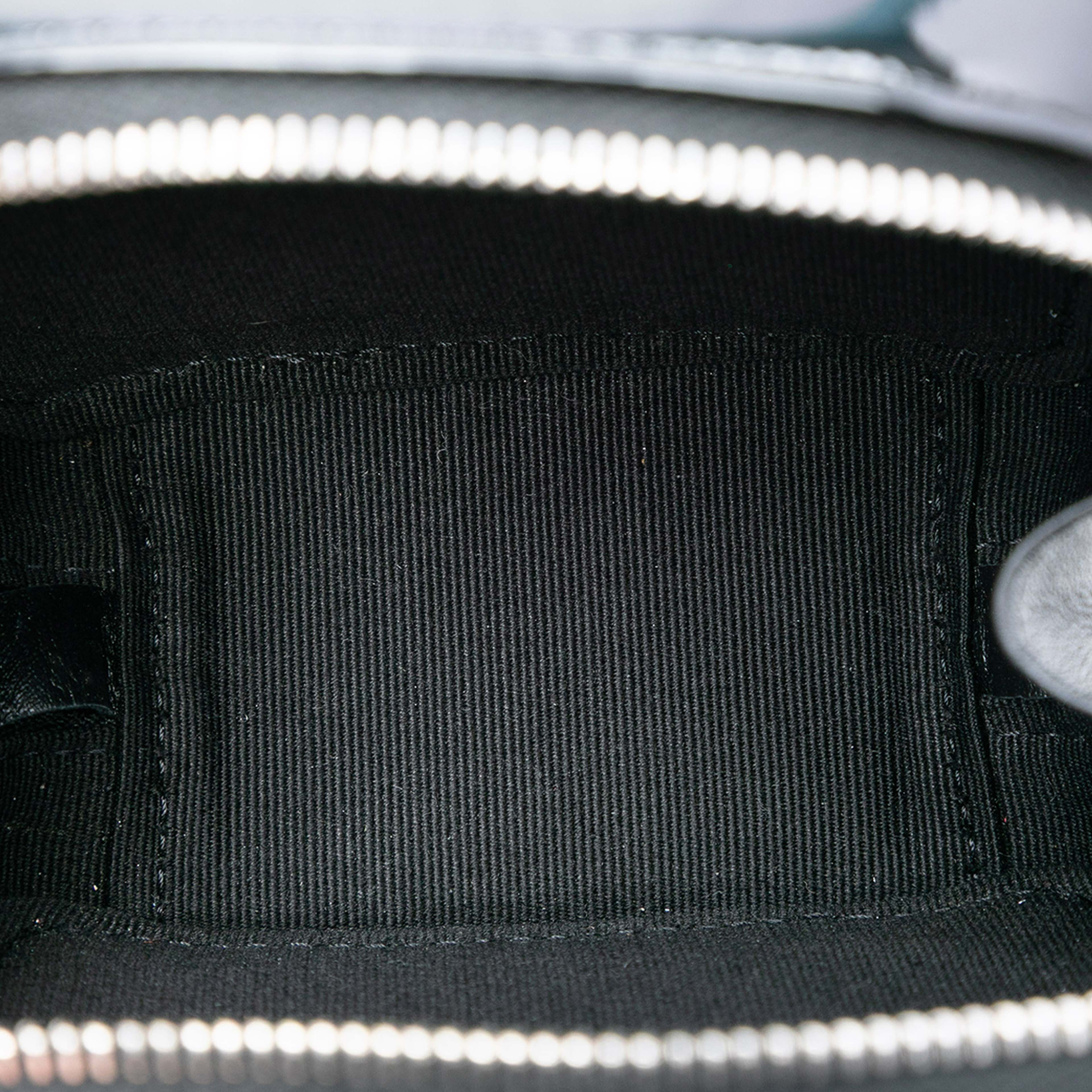 Chanel Cc Quilted Patent Diamond Resin Clutch With Chain, från Luxclusif, i färgen black. Klicka för att öppna bilden i stort format