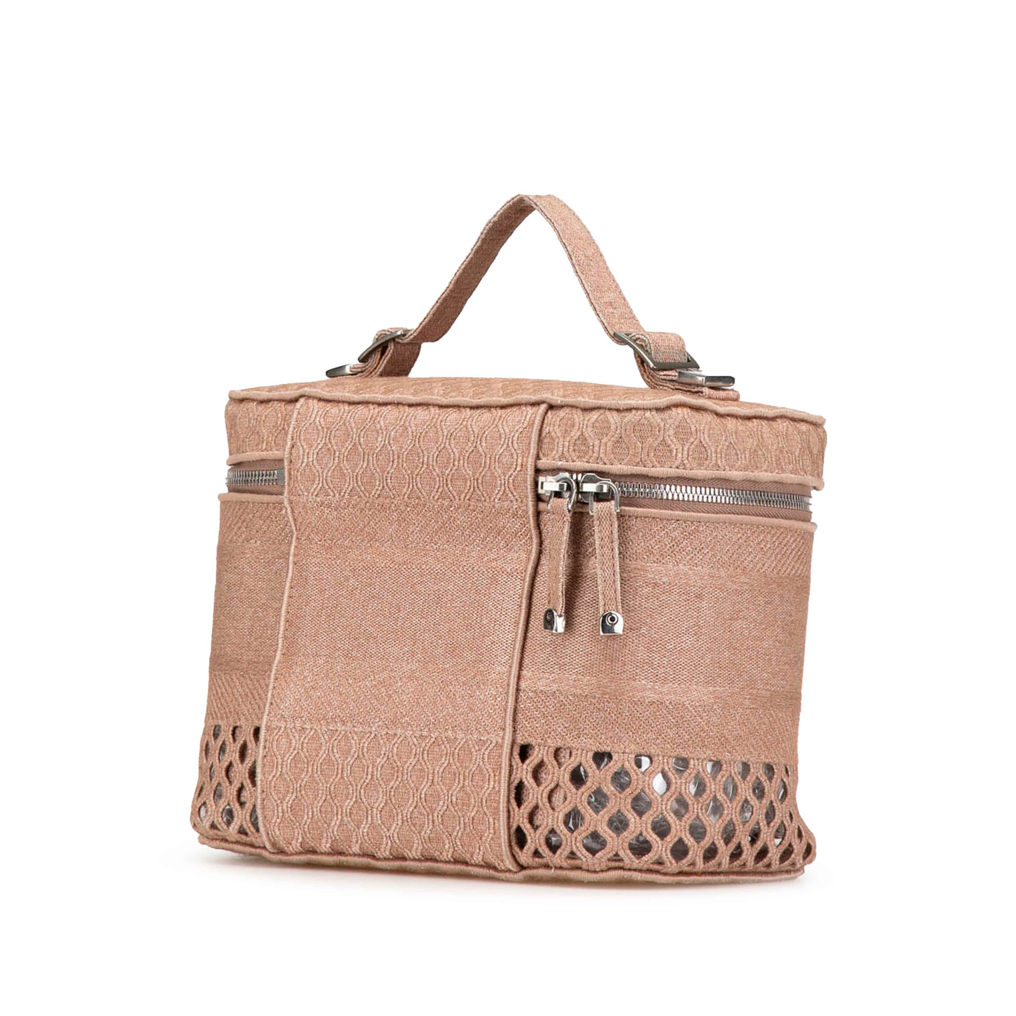 Dior Mesh Embroidered Diortravel Vanity Case, från Luxclusif, i färgen rosa. Klicka för att öppna bilden i stort format
