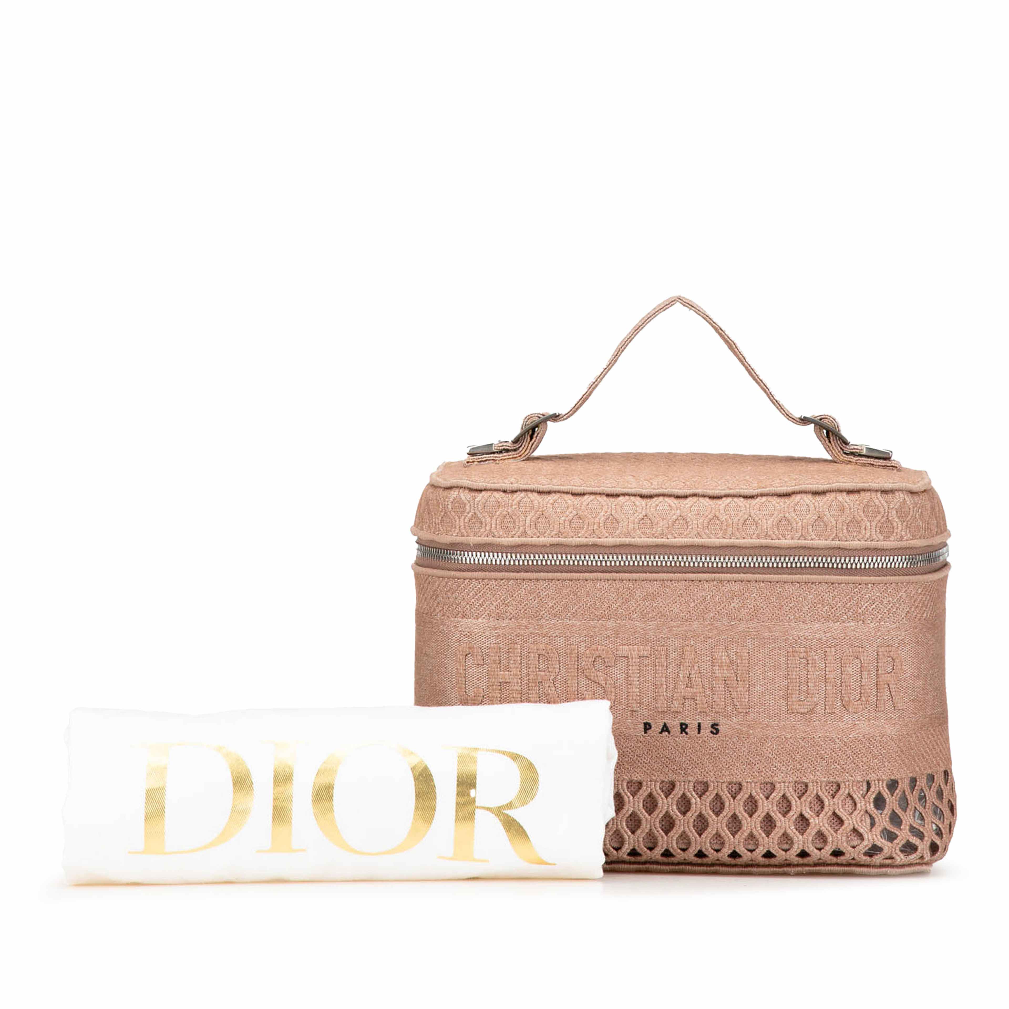 Dior Mesh Embroidered Diortravel Vanity Case, från Luxclusif, i färgen rosa. Klicka för att öppna bilden i stort format