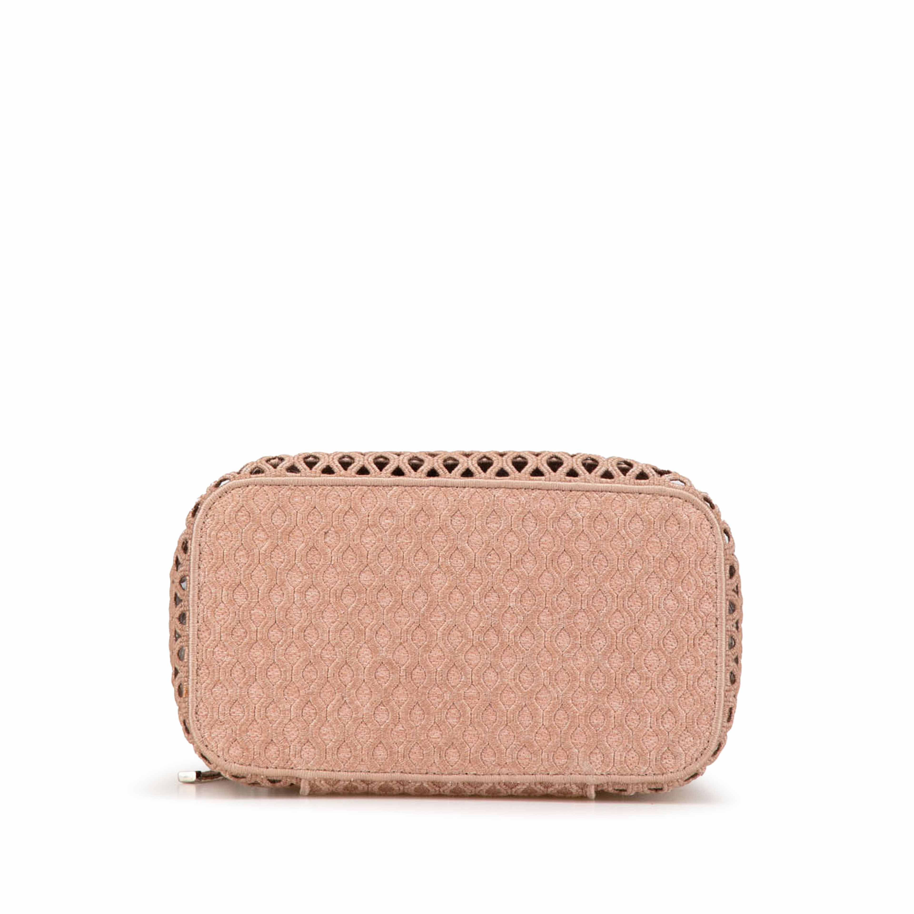 Dior Mesh Embroidered Diortravel Vanity Case, från Luxclusif, i färgen rosa. Klicka för att öppna bilden i stort format