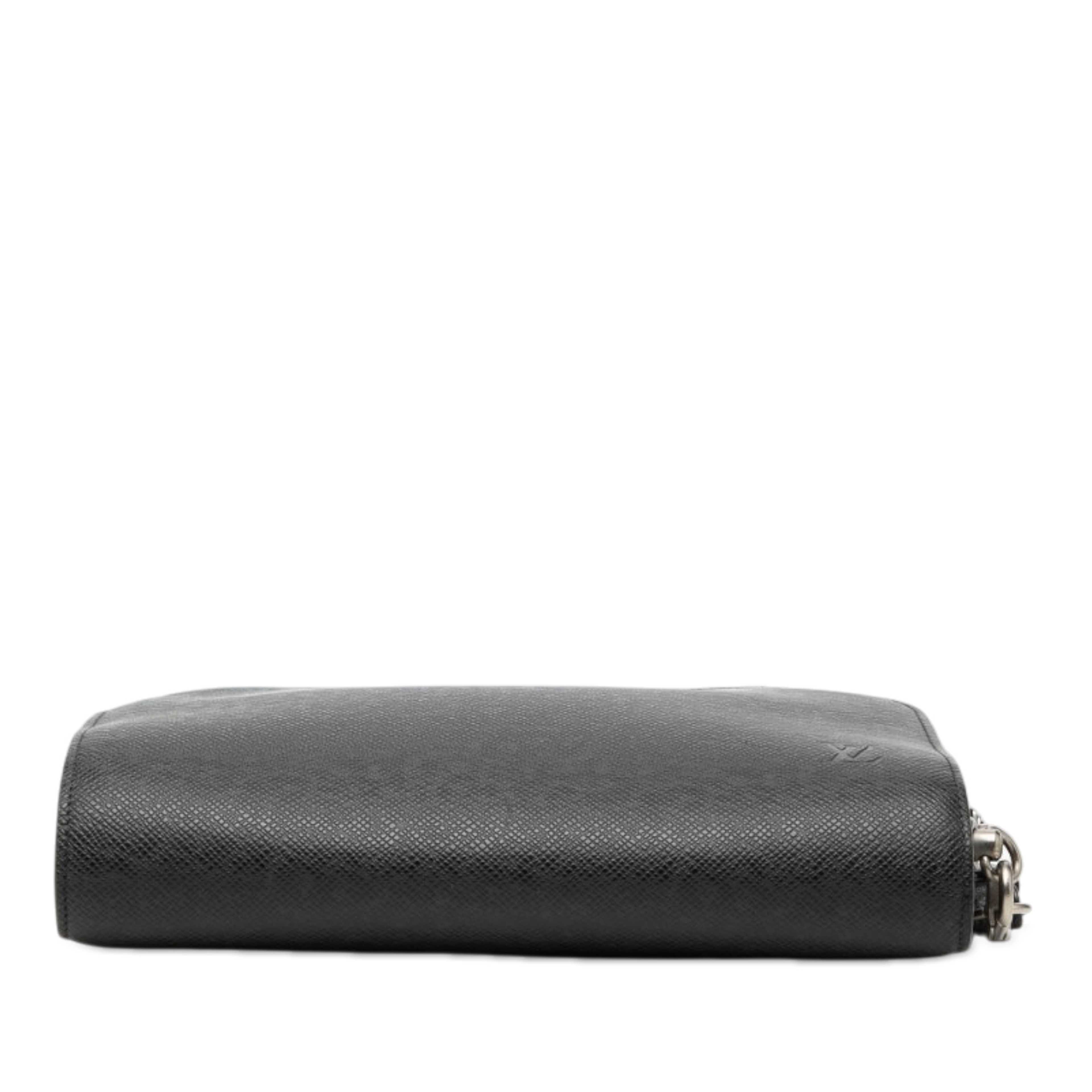 Louis Vuitton Taiga Pochette Baikal, från Luxclusif, i färgen black. Klicka för att öppna bilden i stort format