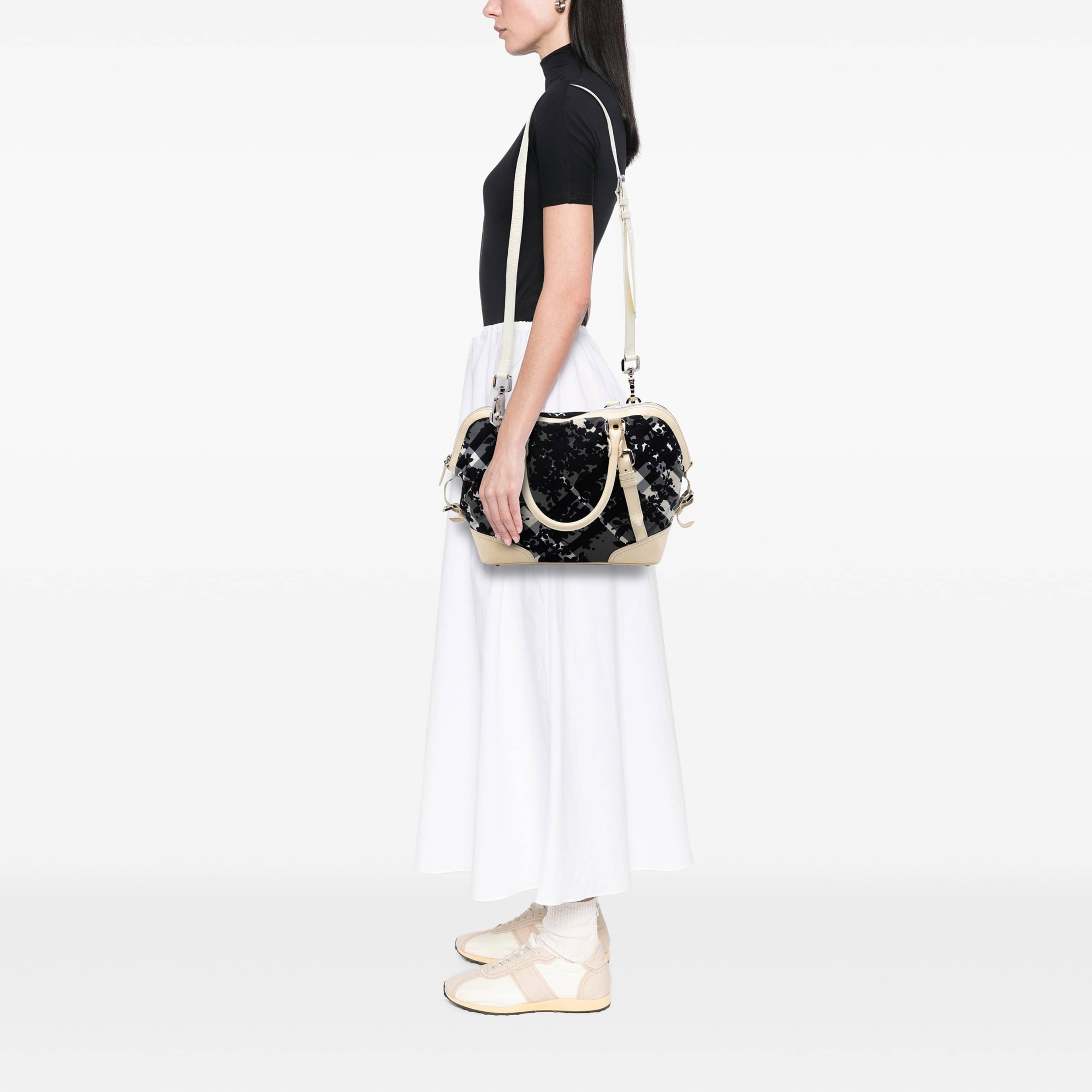 Burberry Floral Beat Check Nylon And Patent Foley Satchel, från Luxclusif, i färgen grå. Klicka för att öppna bilden i stort format