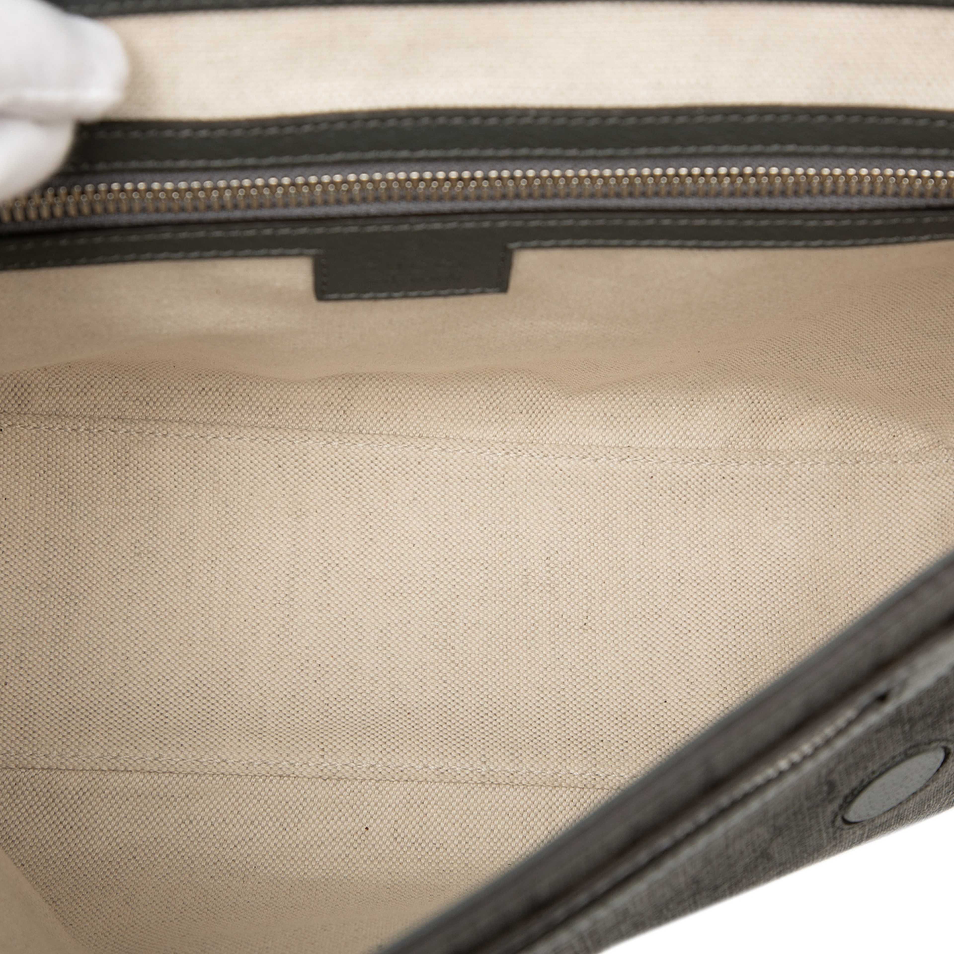 Gucci Medium Gg Supreme Ophidia Messenger Bag, från Luxclusif, i färgen grå. Klicka för att öppna bilden i stort format